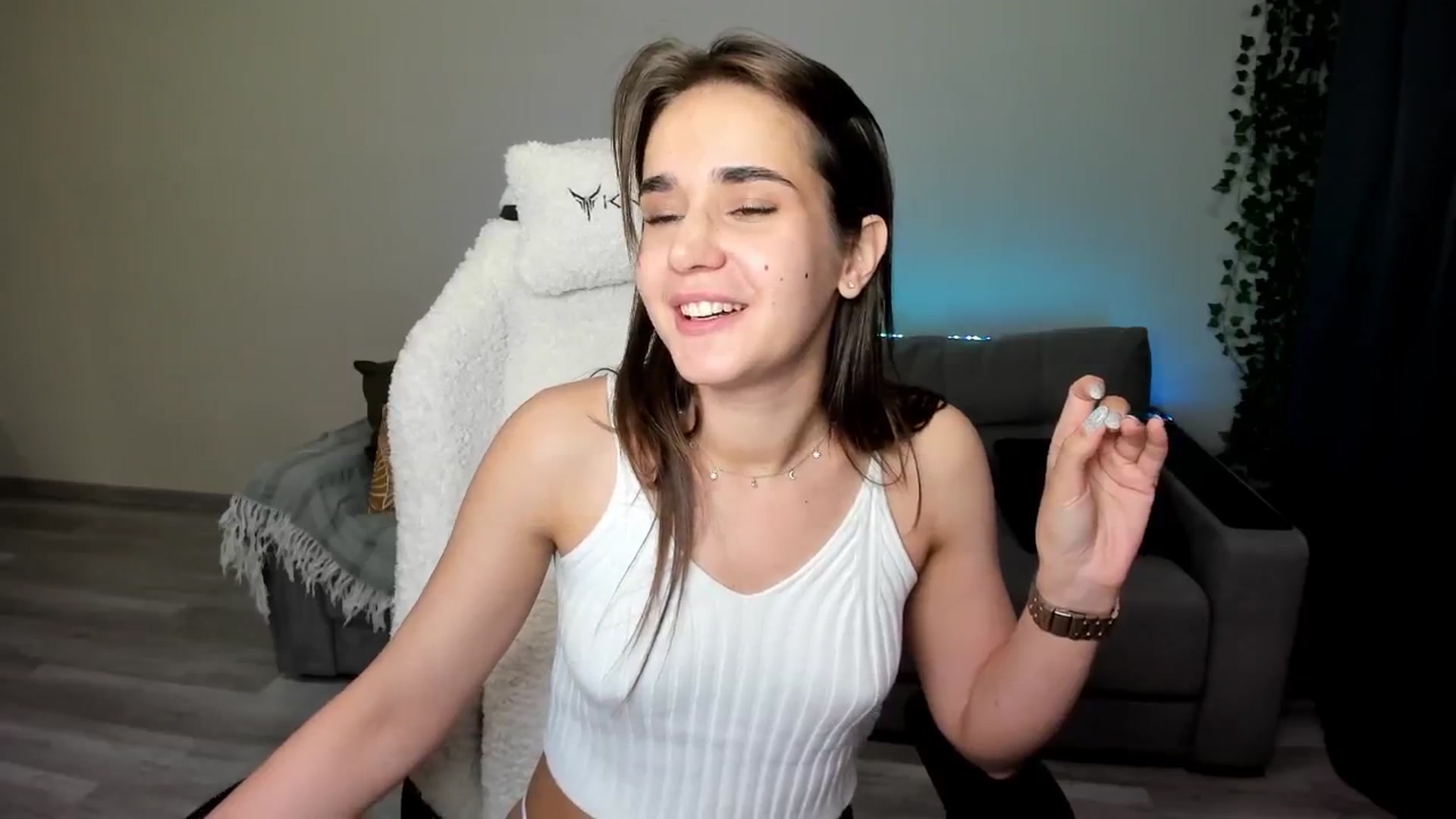 Gallery image thumbnail from Ellies_Smile's myfreecams stream on, 05/08/2024, 17:00 image 14 of 20