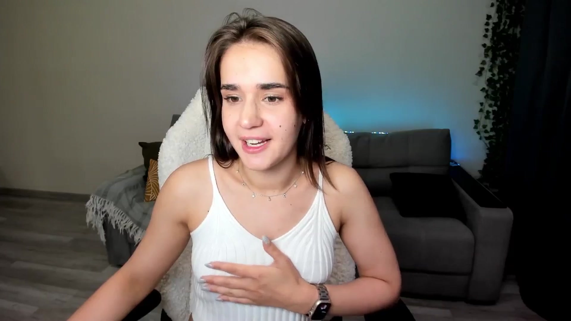 Gallery image thumbnail from Ellies_Smile's myfreecams stream on, 05/08/2024, 17:00 image 15 of 20