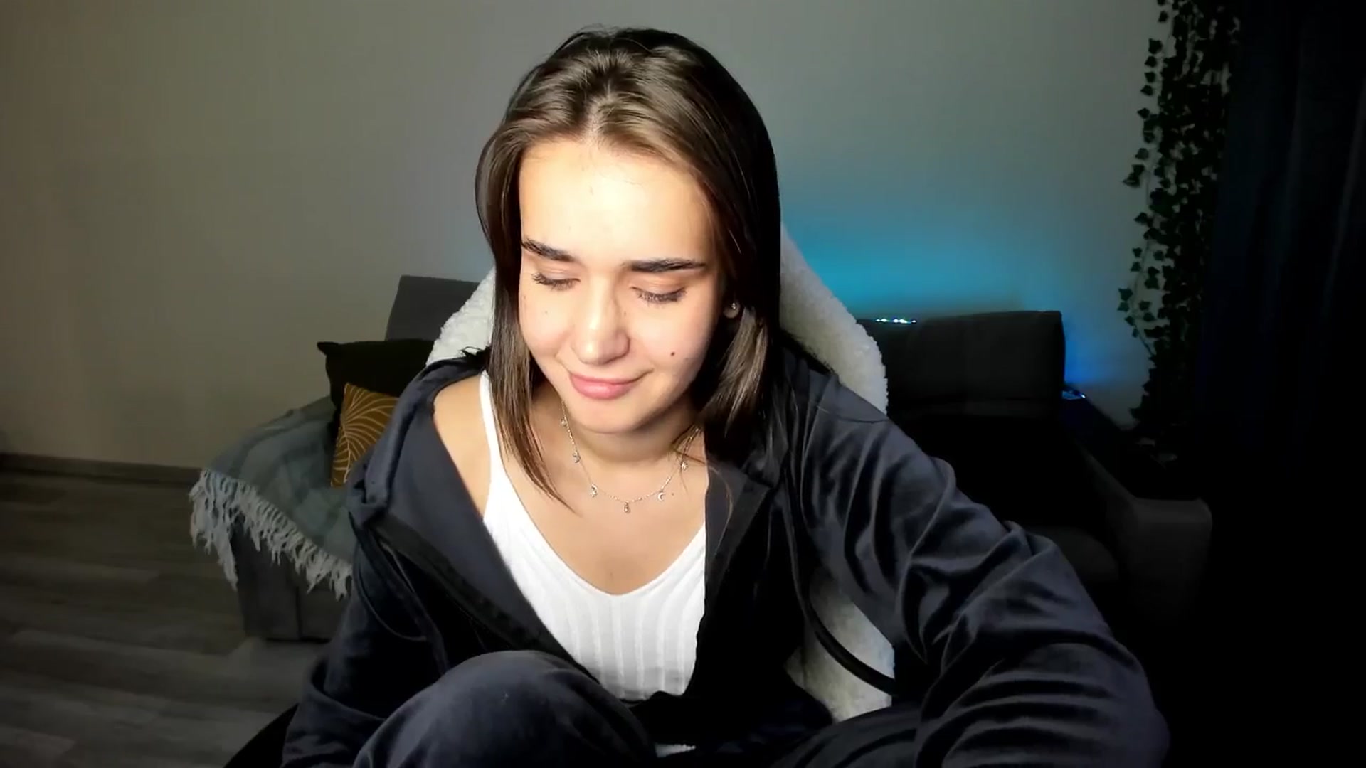 Gallery image thumbnail from Ellies_Smile's myfreecams stream on, 05/08/2024, 17:00 image 8 of 20