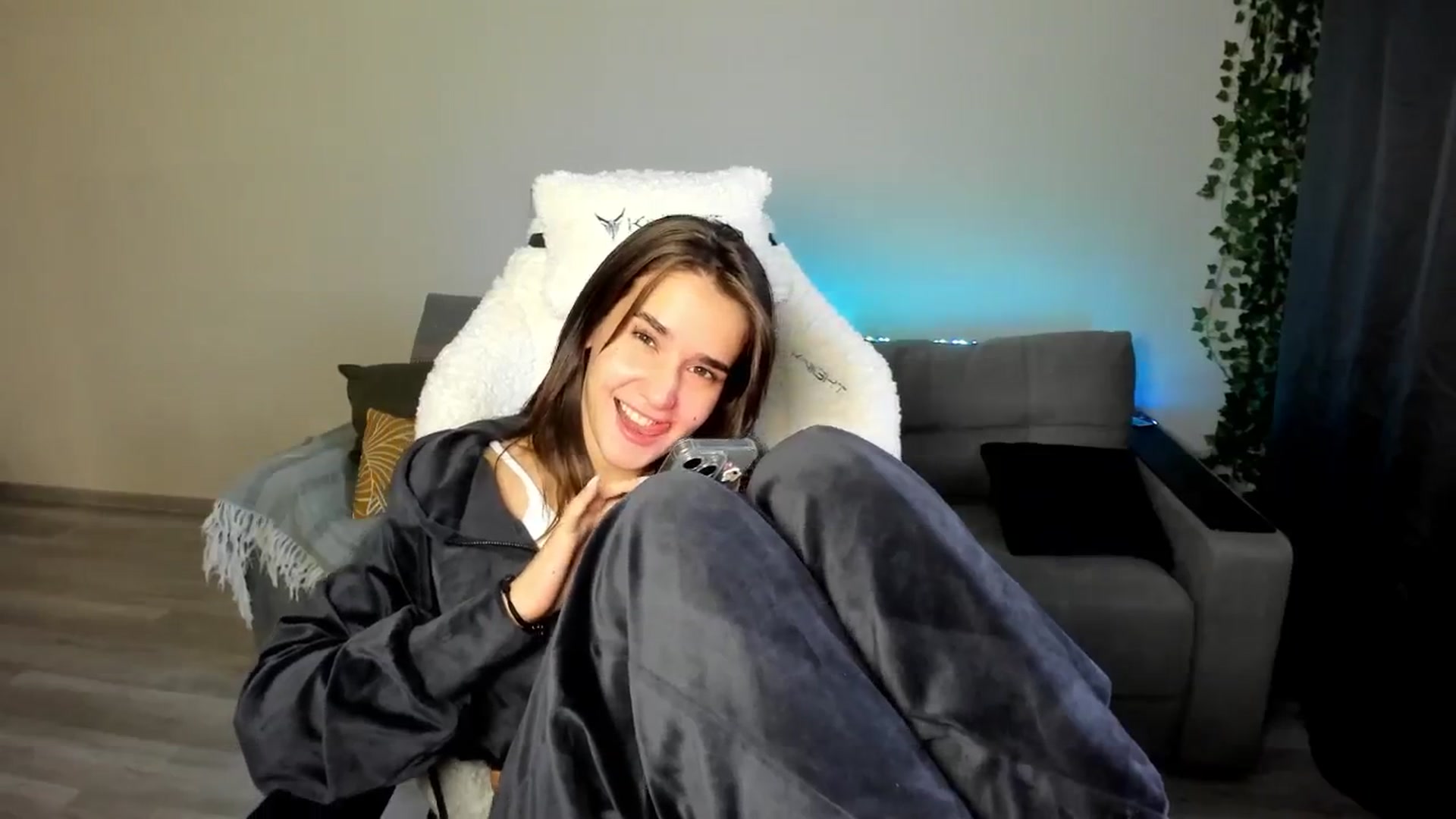 Gallery image thumbnail from Ellies_Smile's myfreecams stream on, 05/08/2024, 17:00 image 3 of 20