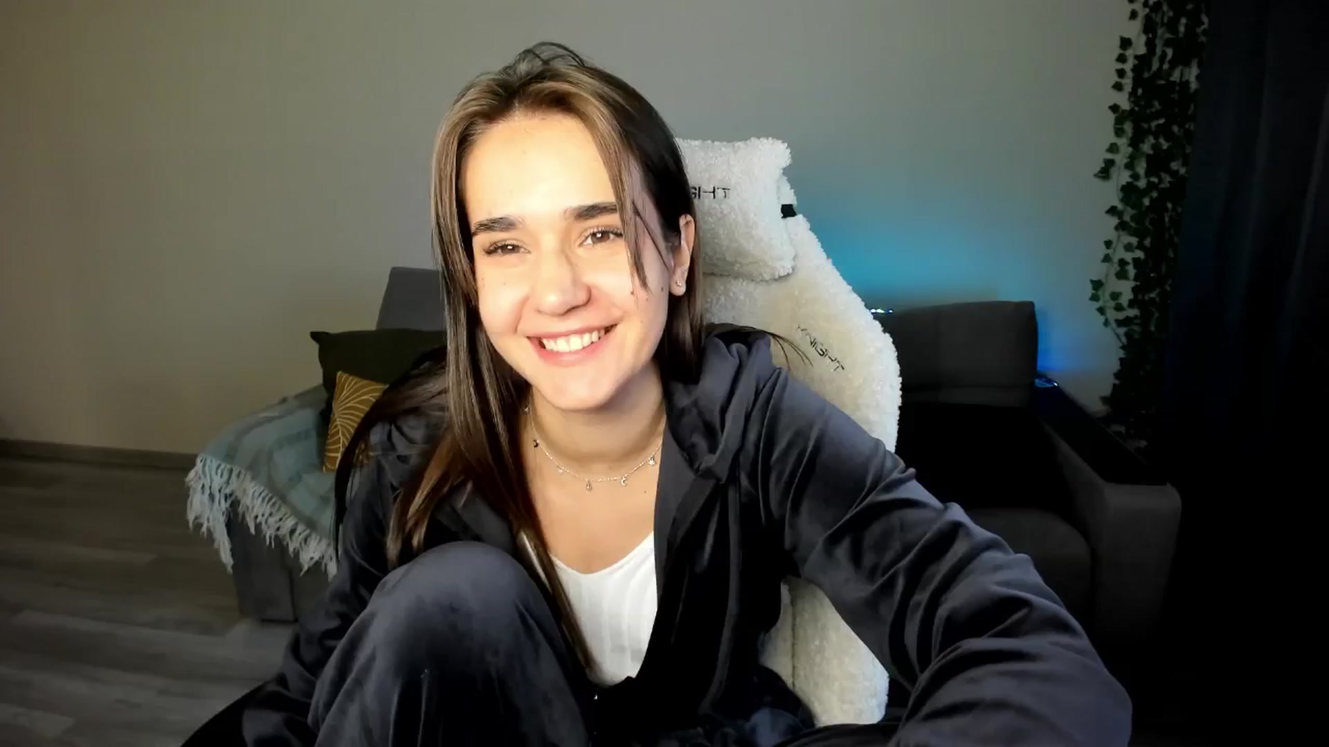Gallery image thumbnail from Ellies_Smile's myfreecams stream on, 05/08/2024, 17:00 image 1 of 20