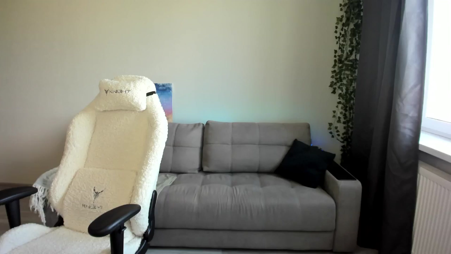 Gallery image thumbnail from Ellies_Smile's myfreecams stream on, 05/09/2024, 13:15 image 7 of 20