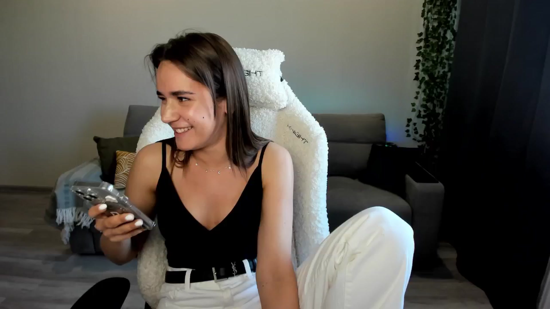 Gallery image thumbnail from Ellies_Smile's myfreecams stream on, 05/27/2024, 15:00 image 16 of 20