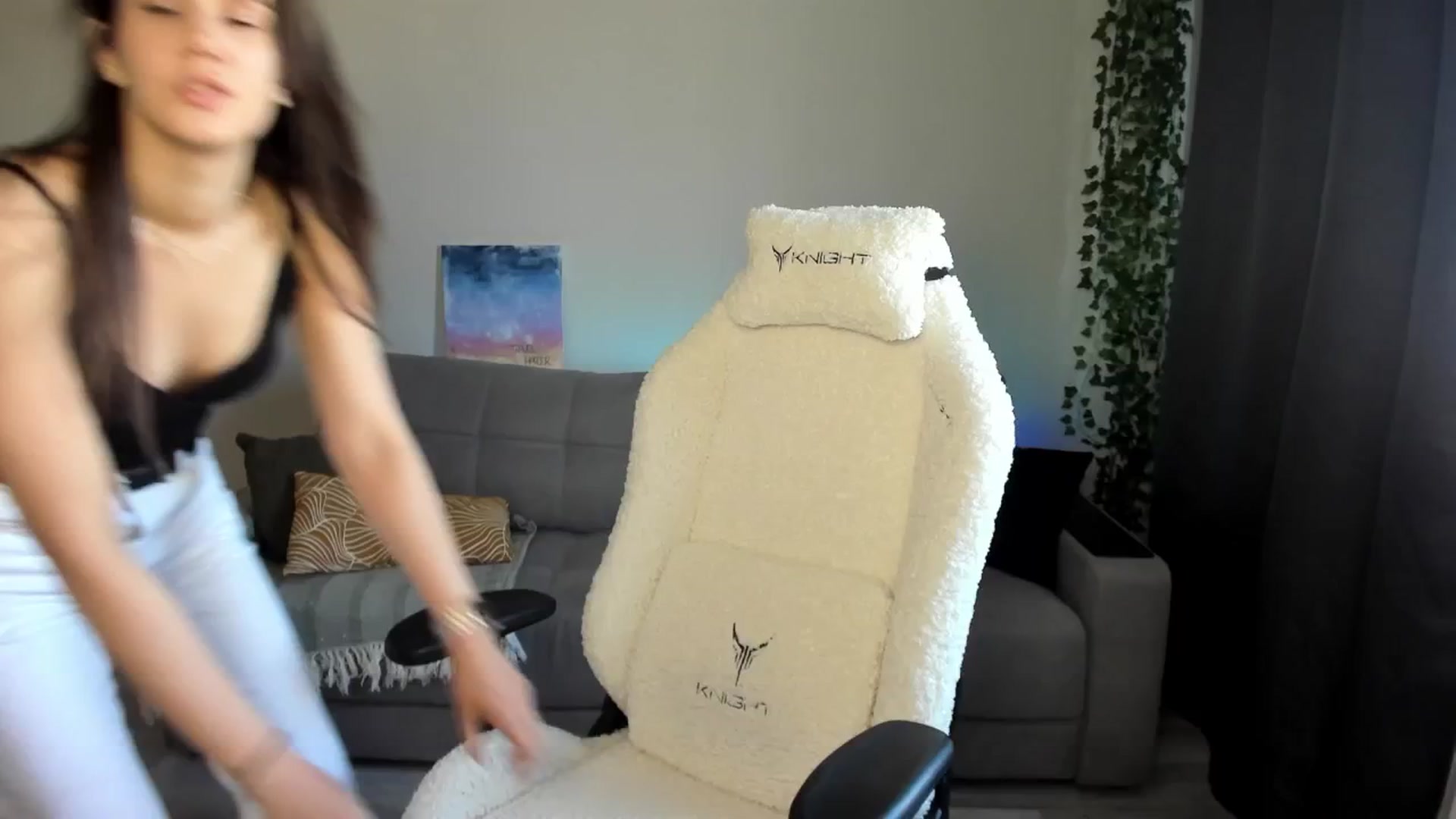 Gallery image thumbnail from Ellies_Smile's myfreecams stream on, 05/27/2024, 15:00 image 2 of 20
