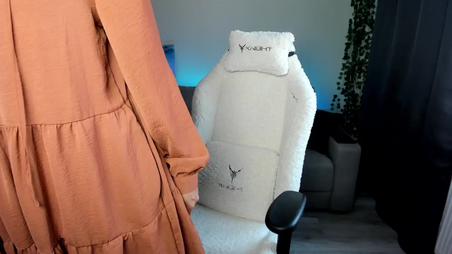 Gallery image thumbnail from Ellies_Smile's myfreecams stream on, 06/11/2024, 16:31 image 5 of 20