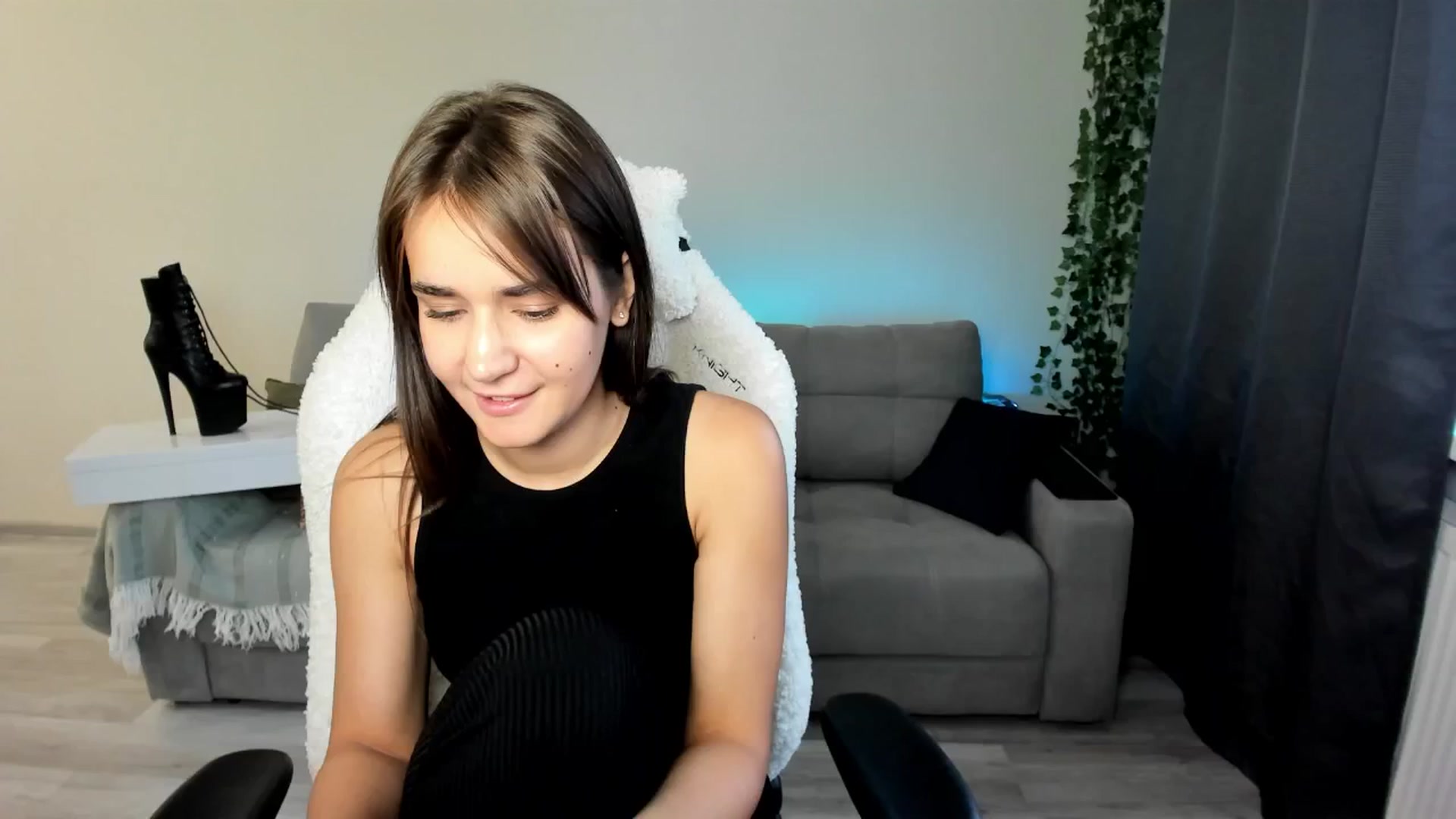 Gallery image thumbnail from Ellies_Smile's myfreecams stream on, 06/13/2024, 16:51 image 8 of 20