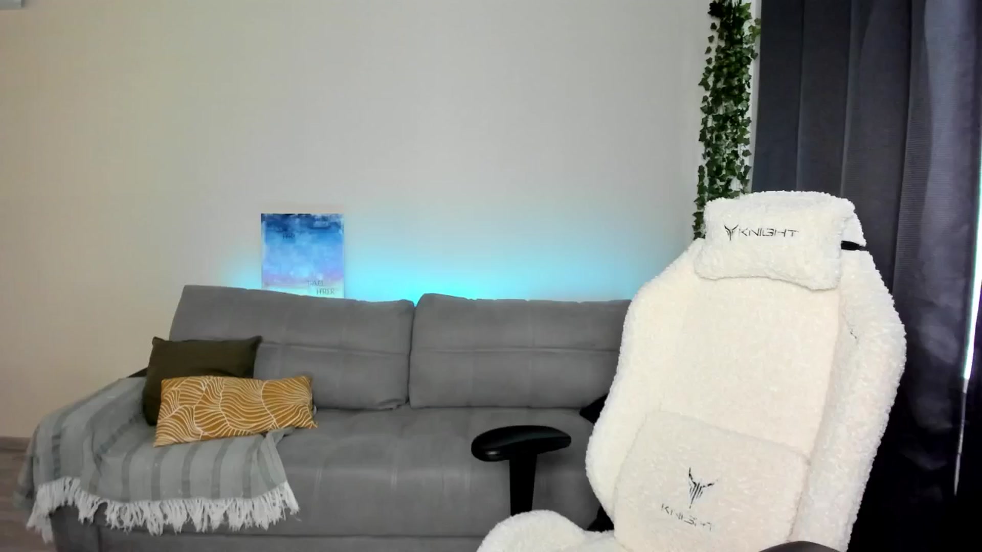 Gallery image thumbnail from Ellies_Smile's myfreecams stream on, 06/15/2024, 13:53 image 6 of 20