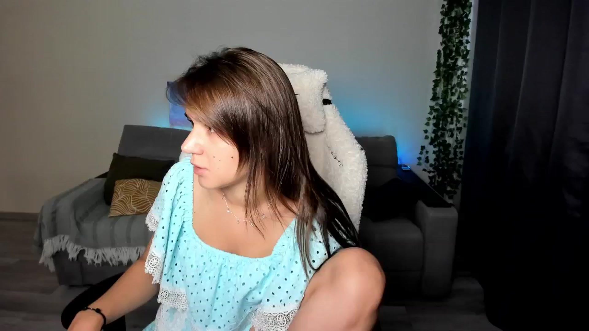 Gallery image thumbnail from Ellies_Smile's myfreecams stream on, 06/17/2024, 14:43 image 8 of 20