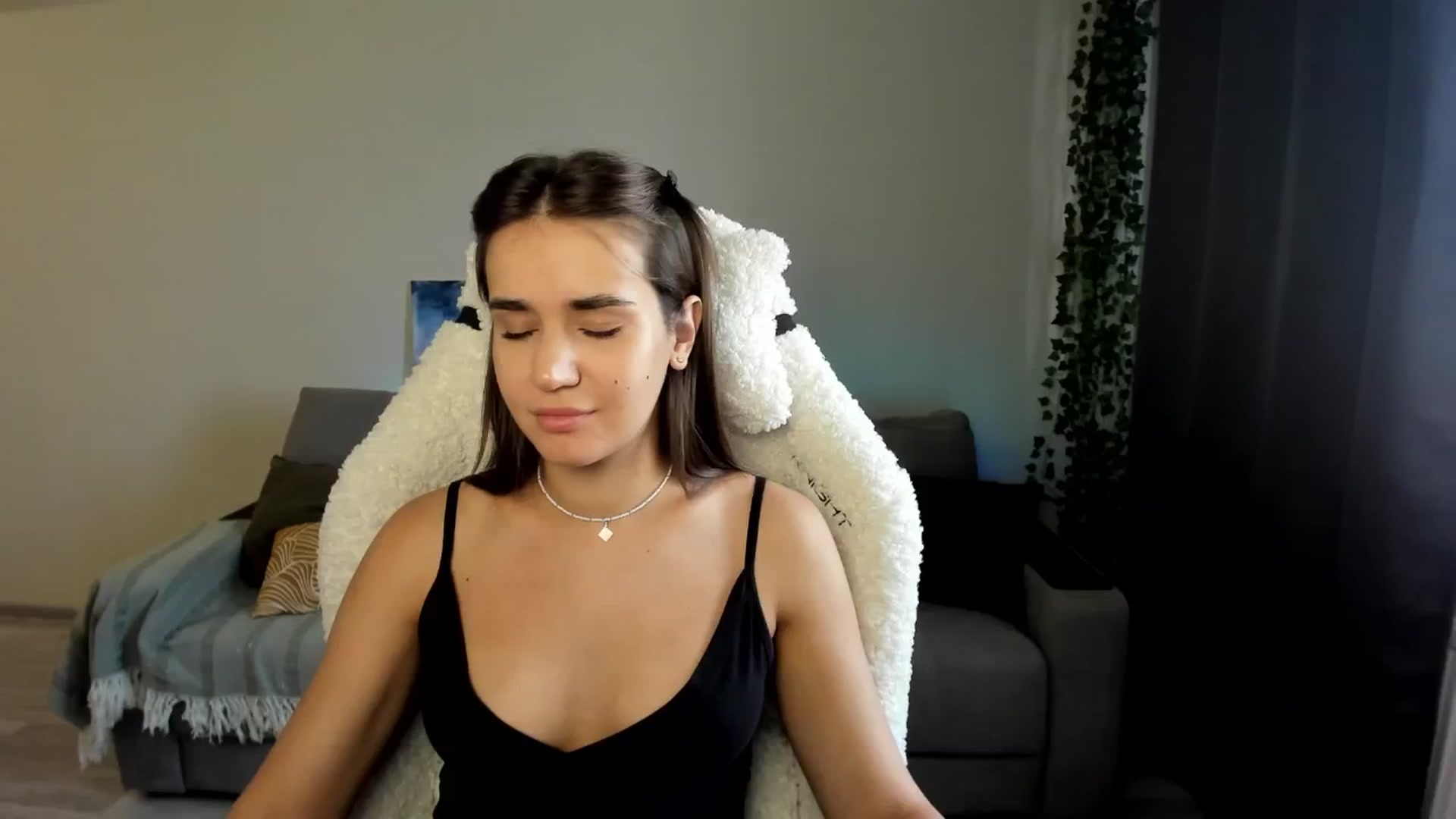 Gallery image thumbnail from Ellies_Smile's myfreecams stream on, 07/23/2024, 12:48 image 17 of 20