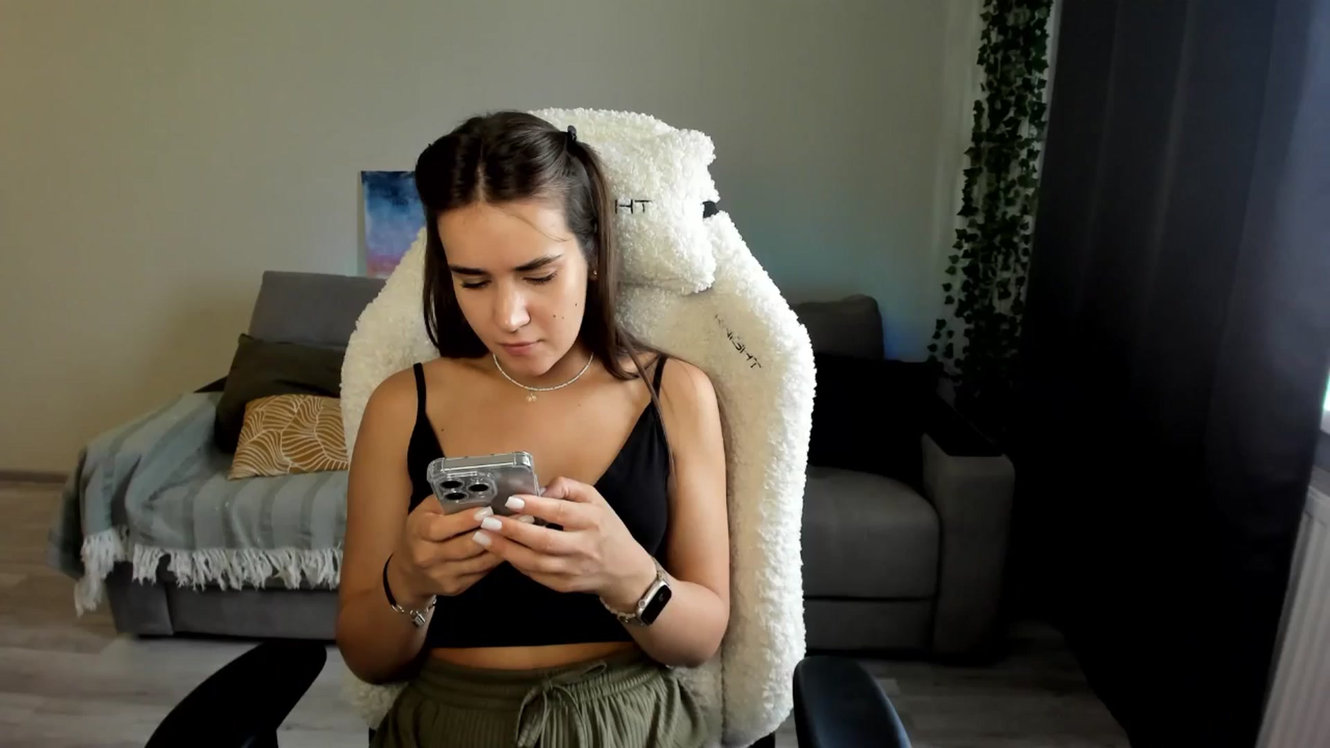 Gallery image thumbnail from Ellies_Smile's myfreecams stream on, 07/23/2024, 13:06 image 15 of 20