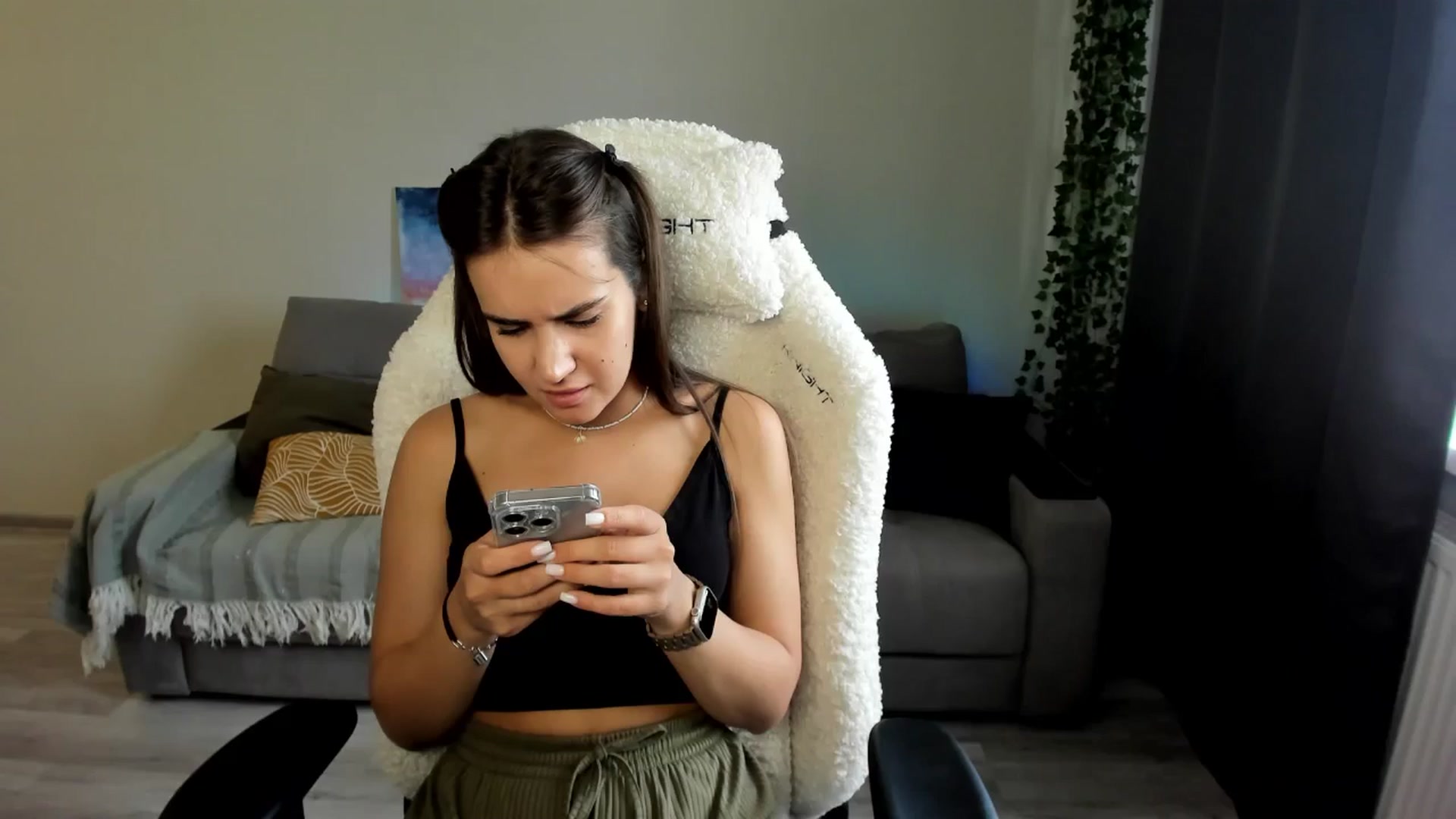 Gallery image thumbnail from Ellies_Smile's myfreecams stream on, 07/23/2024, 13:06 image 14 of 20