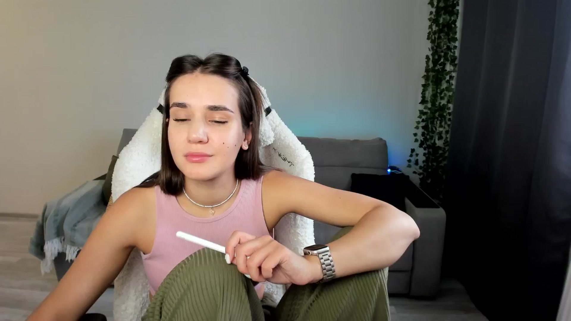 Gallery image thumbnail from Ellies_Smile's myfreecams stream on, 07/24/2024, 15:31 image 6 of 20