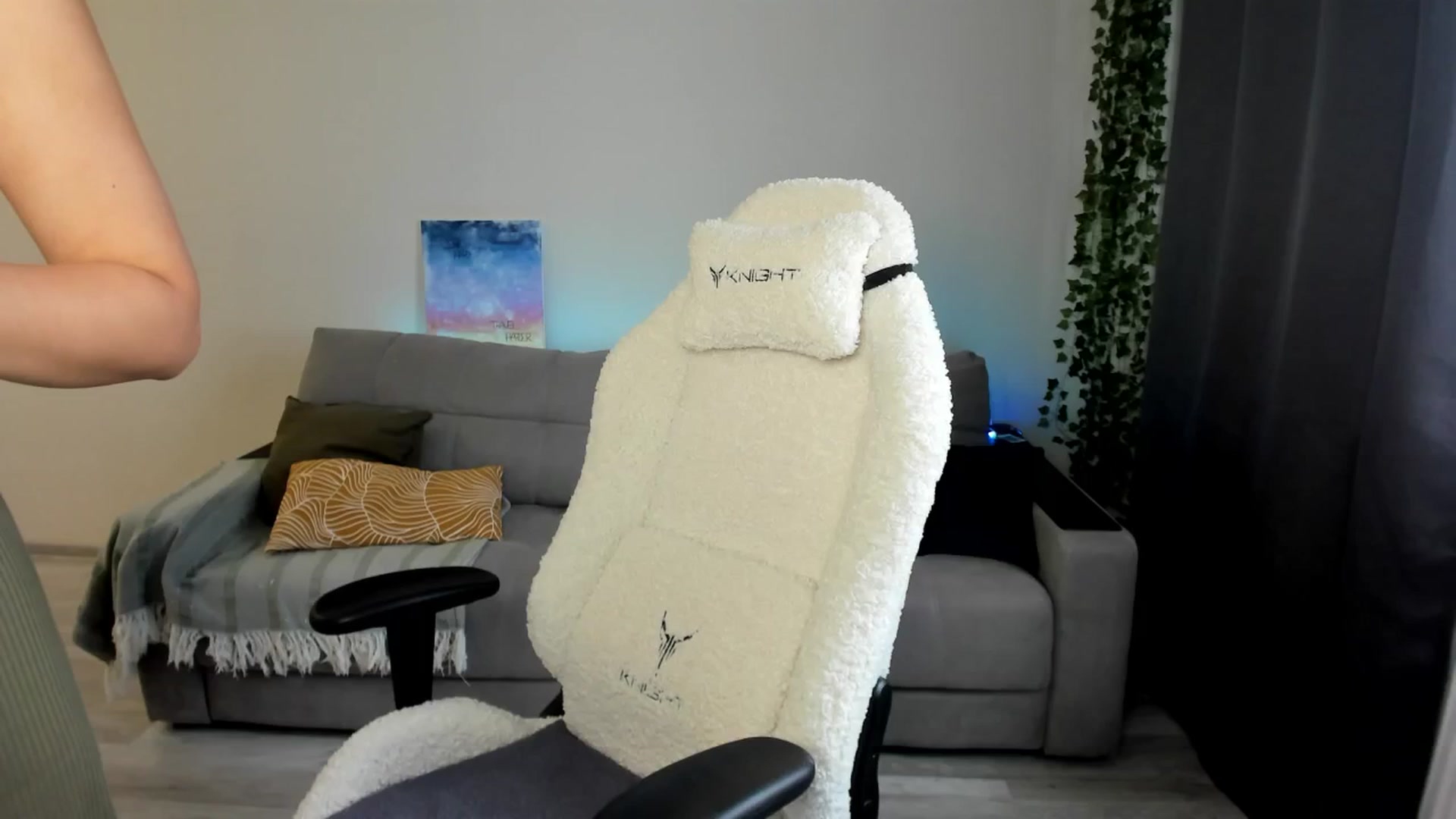 Gallery image thumbnail from Ellies_Smile's myfreecams stream on, 07/24/2024, 15:31 image 1 of 20