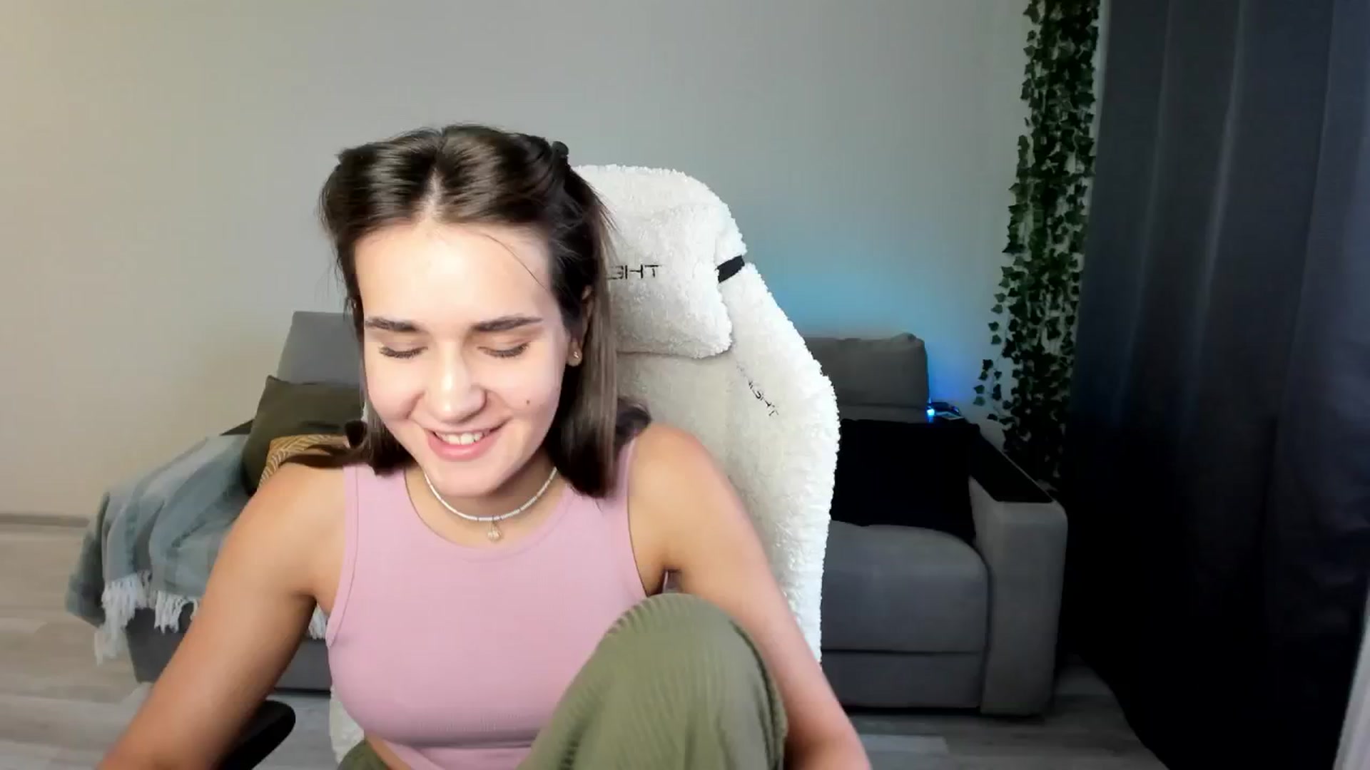 Gallery image thumbnail from Ellies_Smile's myfreecams stream on, 07/24/2024, 16:00 image 19 of 20