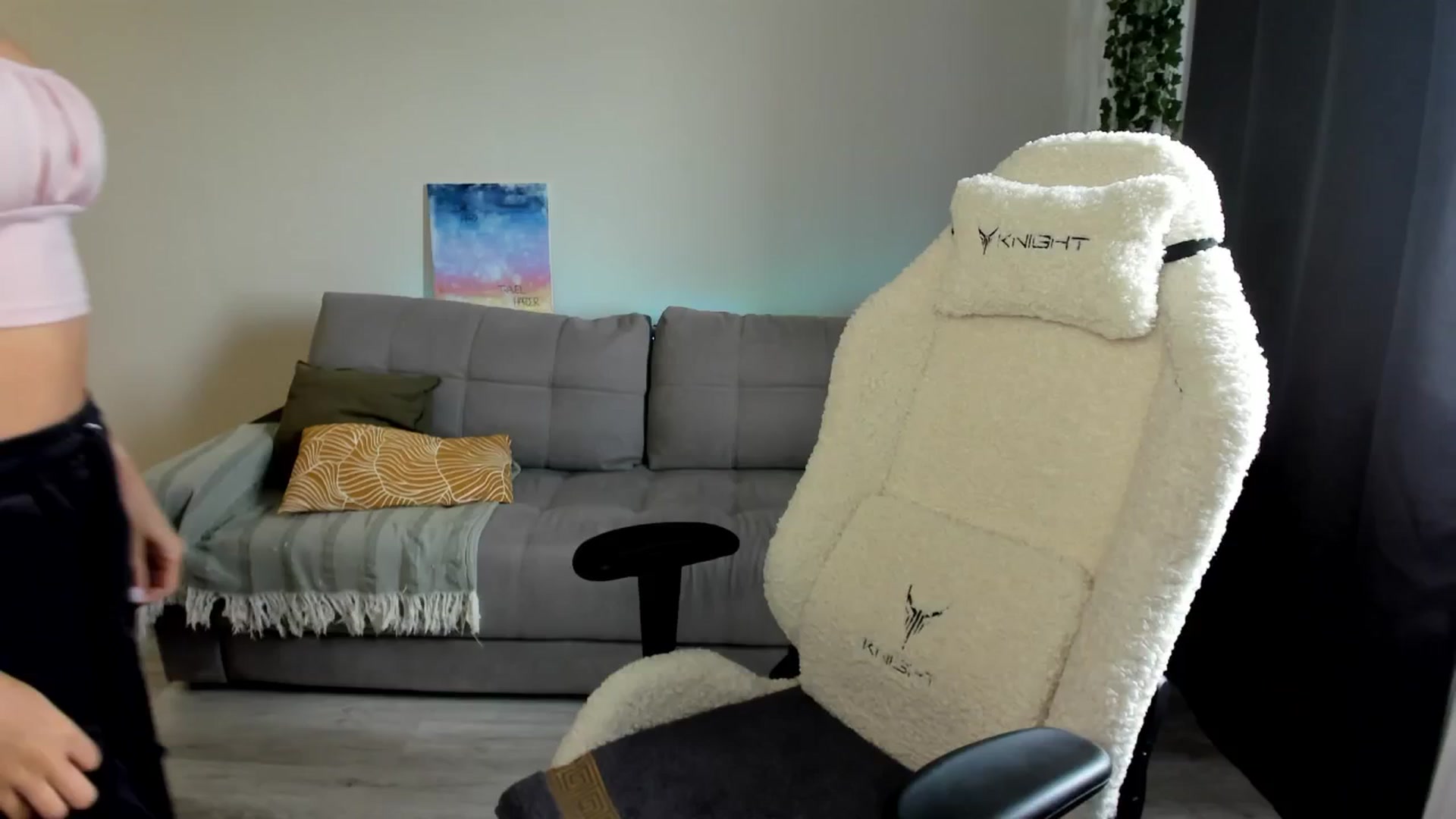 Gallery image thumbnail from Ellies_Smile's myfreecams stream on, 07/25/2024, 08:48 image 5 of 20