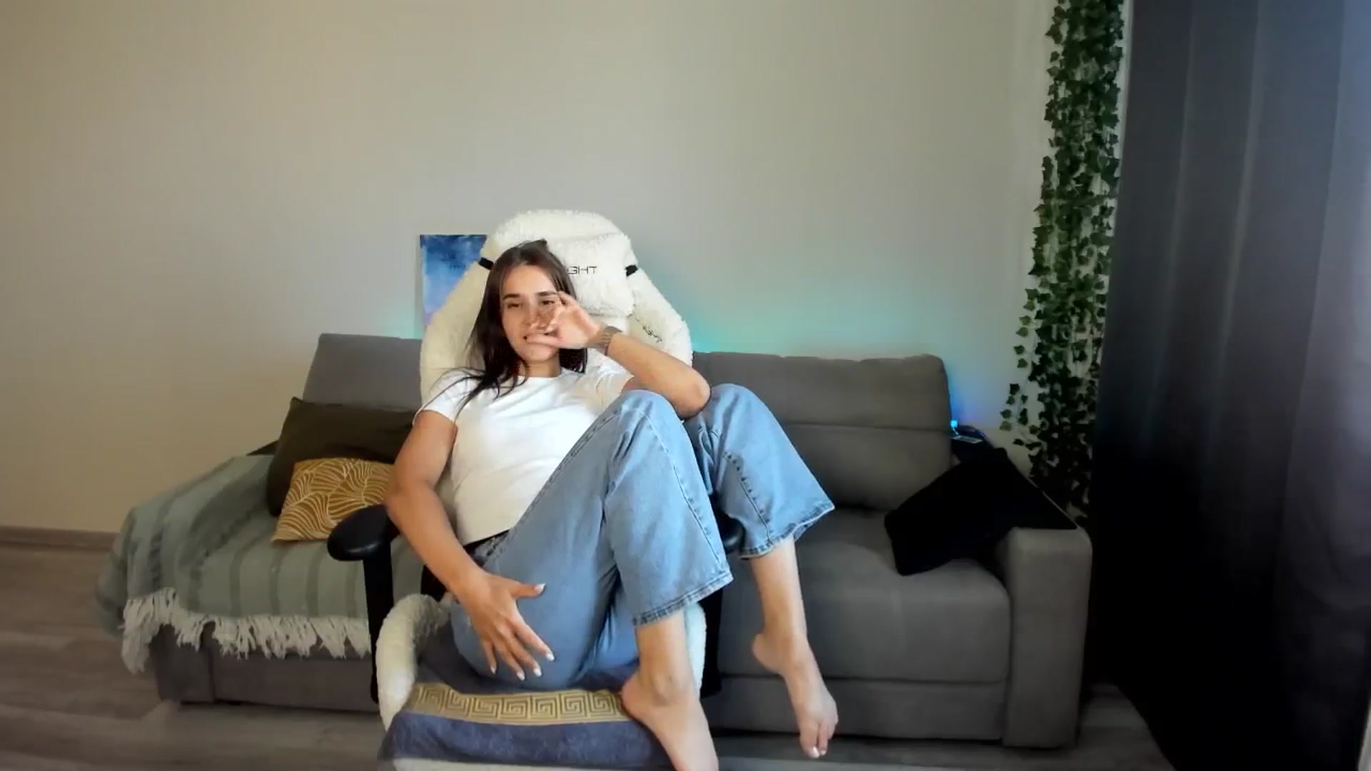 Gallery image thumbnail from Ellies_Smile's myfreecams stream on, 07/31/2024, 15:22 image 15 of 20