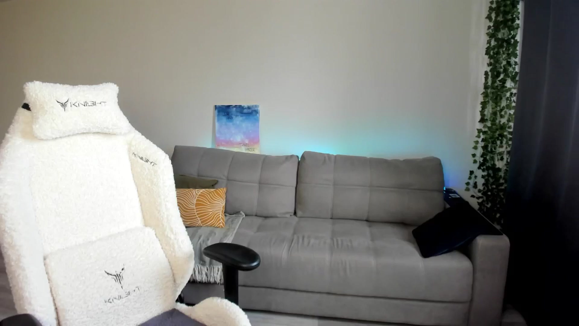 Gallery image thumbnail from Ellies_Smile's myfreecams stream on, 08/07/2024, 15:14 image 10 of 20