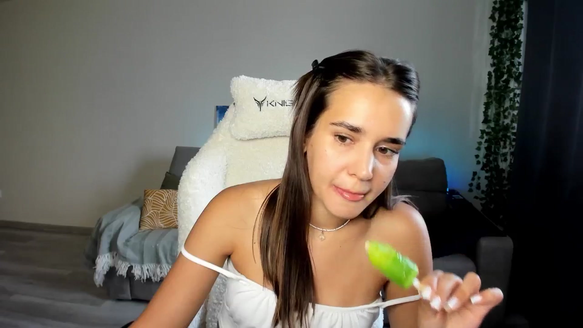 Gallery image thumbnail from Ellies_Smile's myfreecams stream on, 08/07/2024, 15:14 image 12 of 20