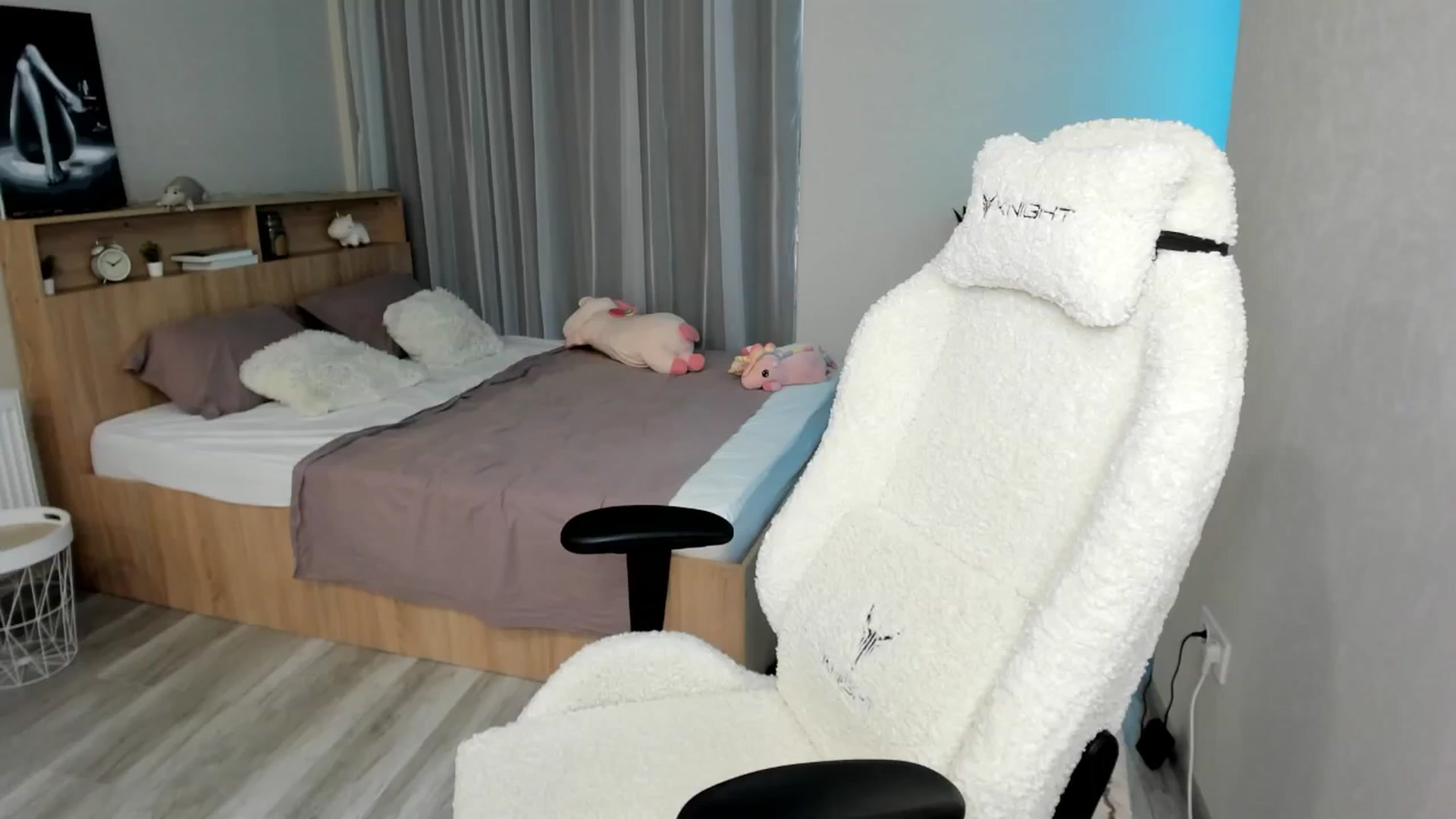 Gallery image thumbnail from Ellies_Smile's myfreecams stream on, 08/13/2024, 14:25 image 10 of 20