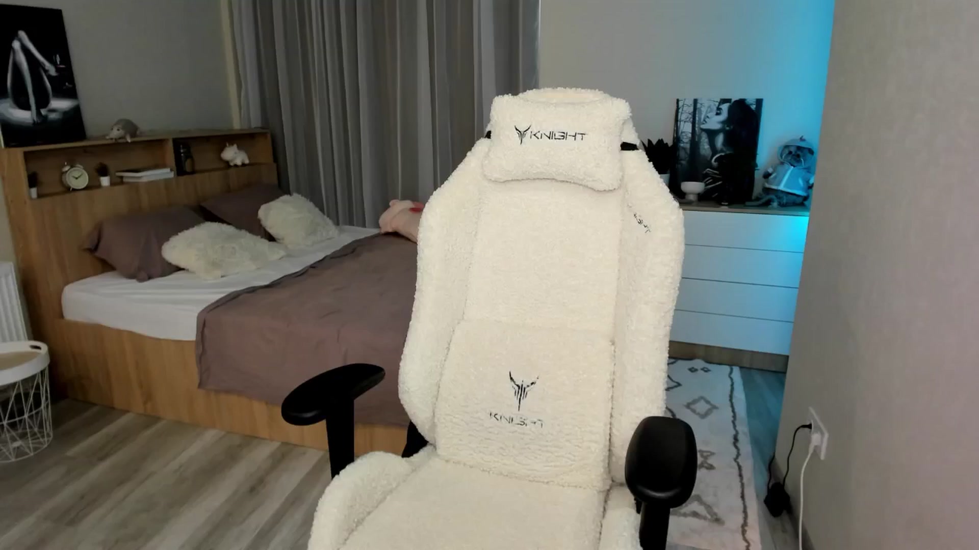 Gallery image thumbnail from Ellies_Smile's myfreecams stream on, 08/13/2024, 14:25 image 3 of 20