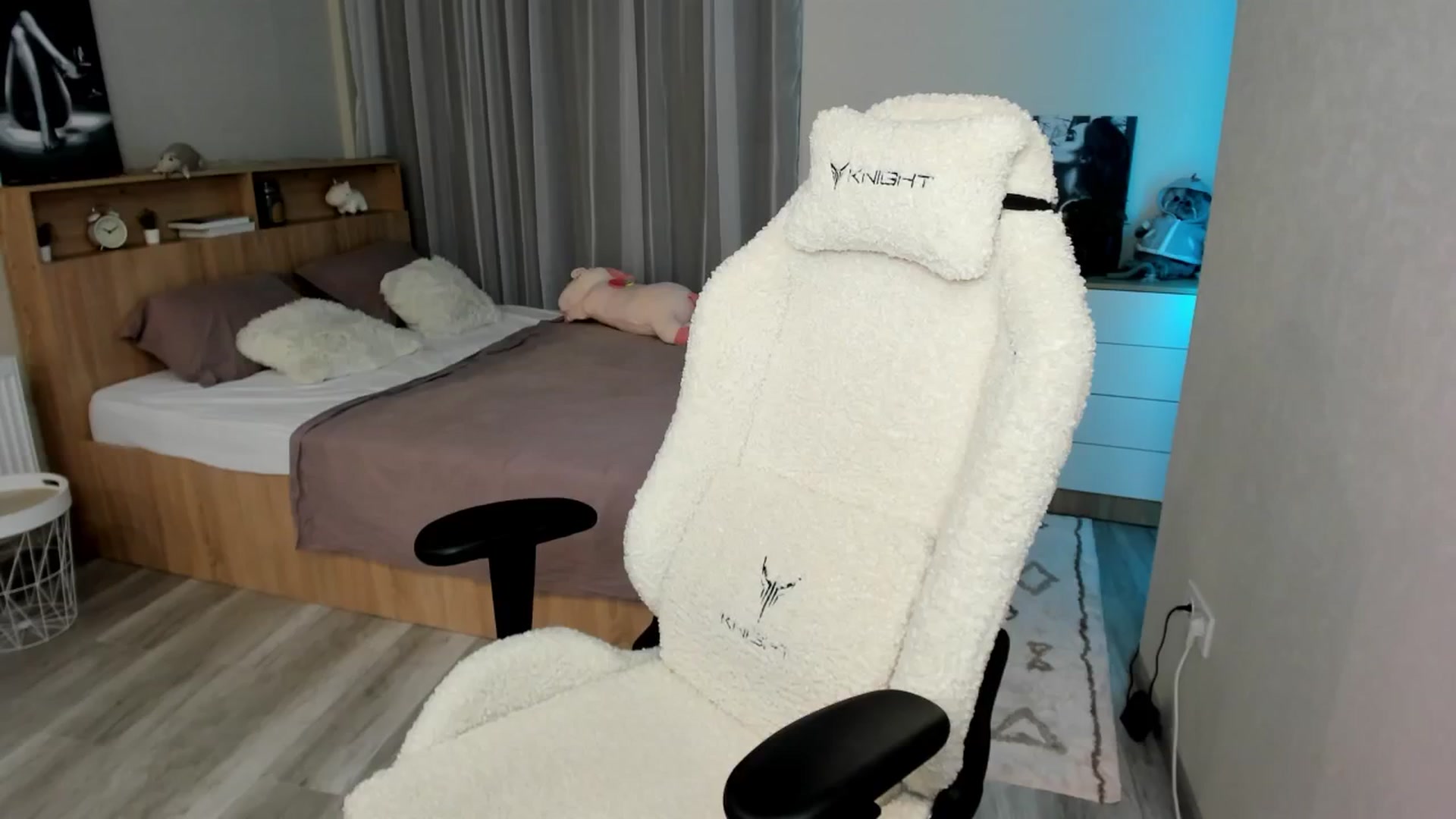 Gallery image thumbnail from Ellies_Smile's myfreecams stream on, 08/13/2024, 15:30 image 9 of 20