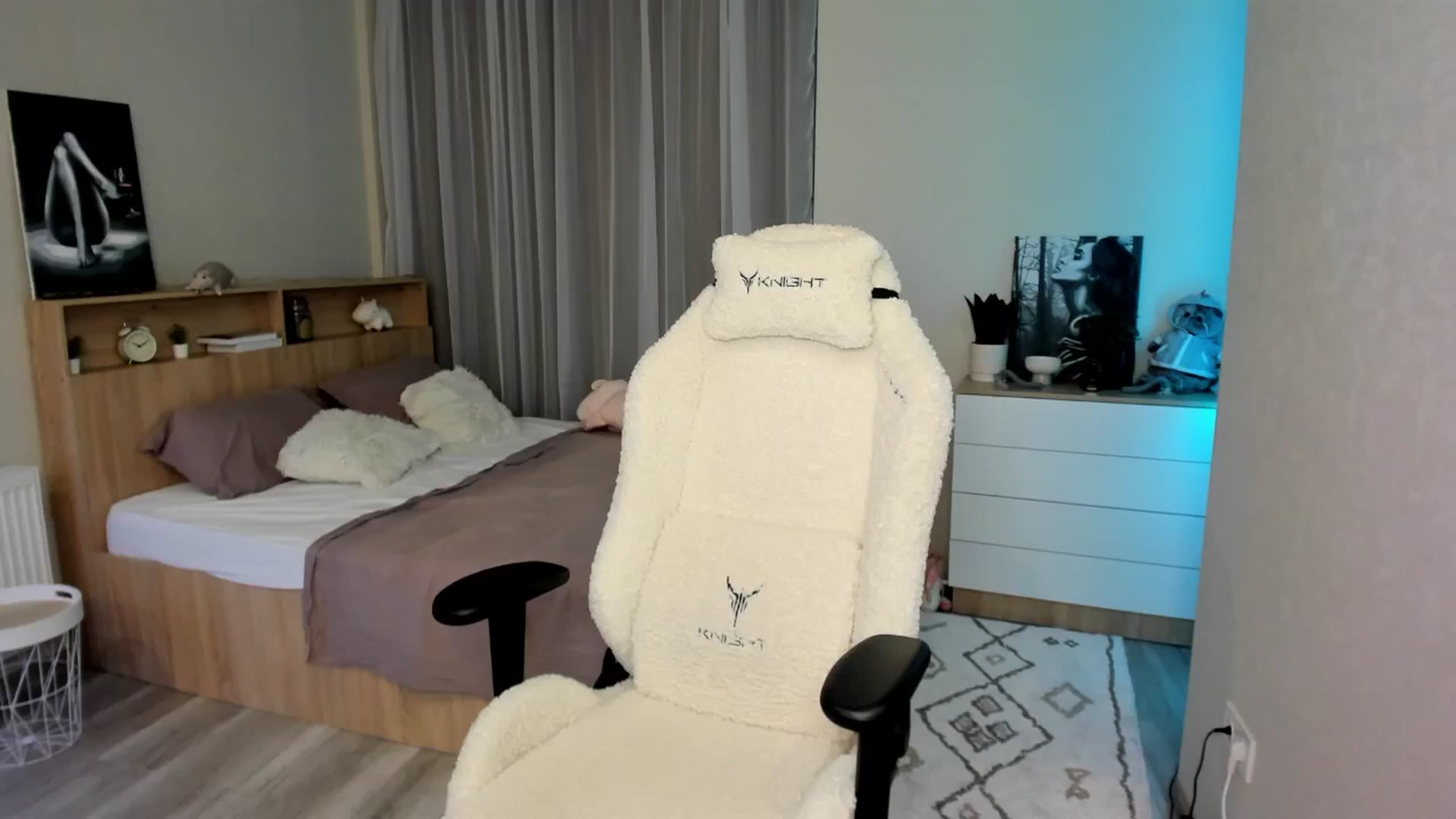 Gallery image thumbnail from Ellies_Smile's myfreecams stream on, 08/15/2024, 17:01 image 5 of 20