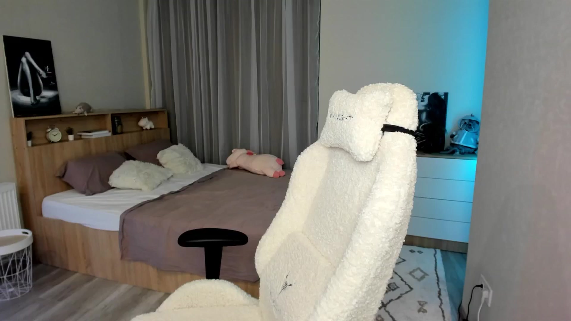 Gallery image thumbnail from Ellies_Smile's myfreecams stream on, 08/15/2024, 17:01 image 18 of 20