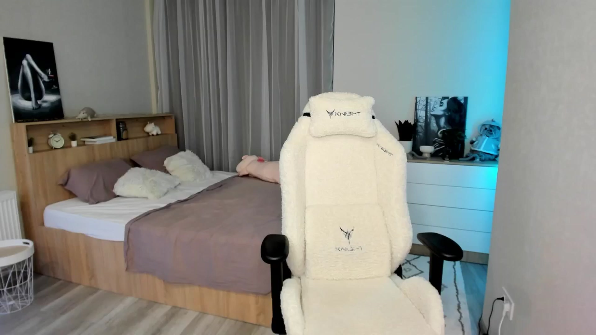 Gallery image thumbnail from Ellies_Smile's myfreecams stream on, 08/15/2024, 17:01 image 9 of 20