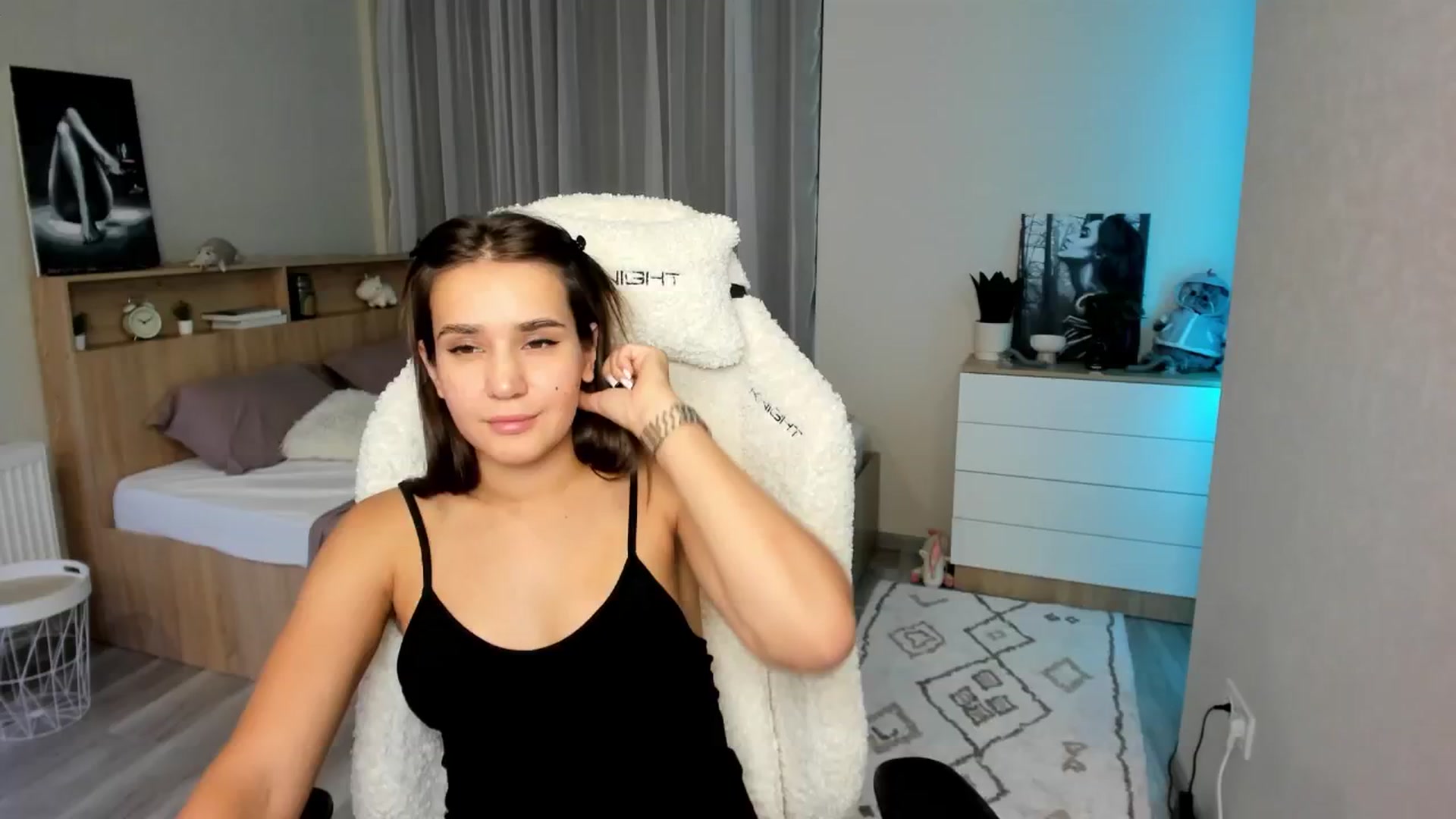 Gallery image thumbnail from Ellies_Smile's myfreecams stream on, 08/15/2024, 18:31 image 2 of 20