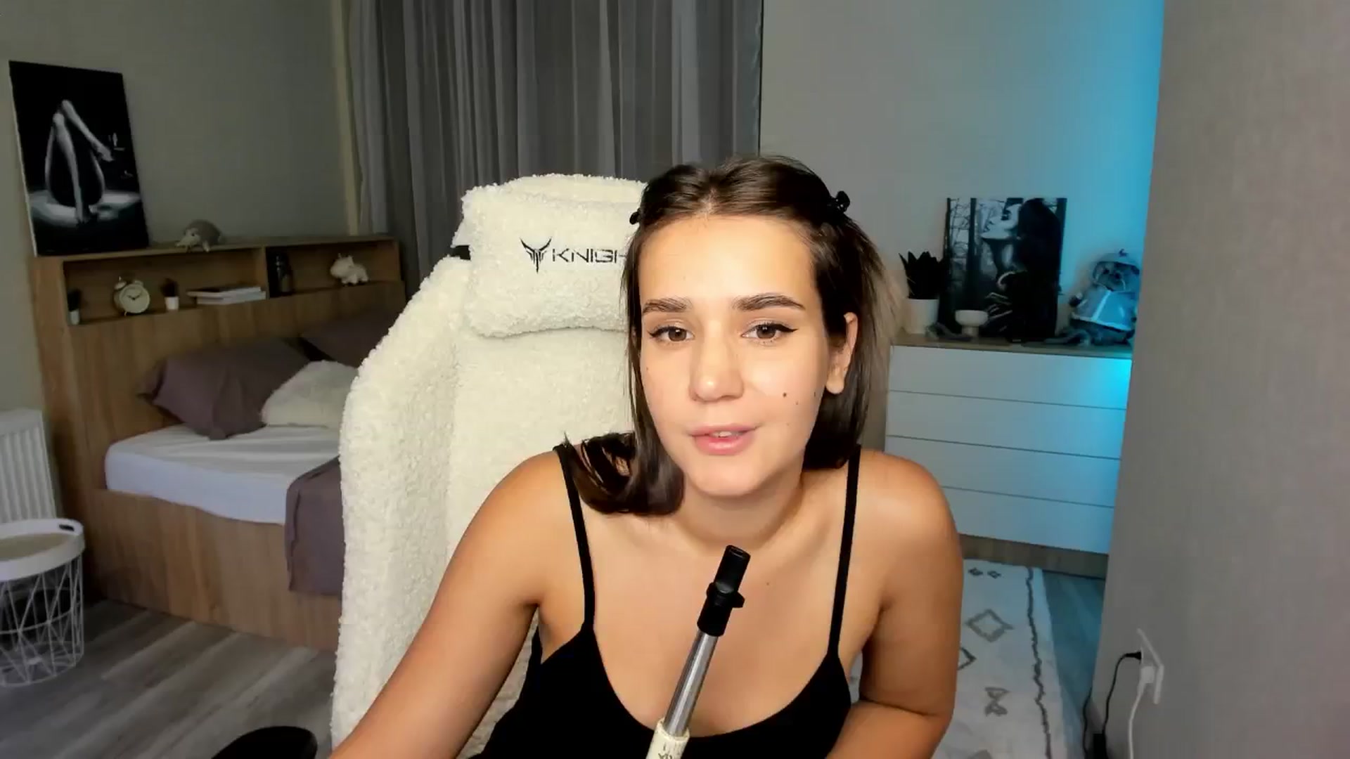 Gallery image thumbnail from Ellies_Smile's myfreecams stream on, 08/15/2024, 18:31 image 3 of 20