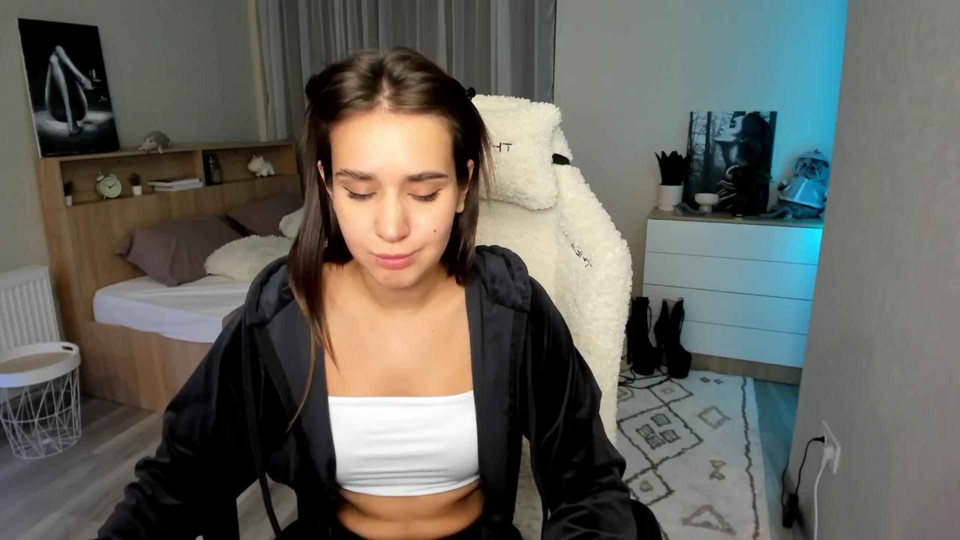 Gallery image thumbnail from Ellies_Smile's myfreecams stream on, 08/15/2024, 19:09 image 3 of 20