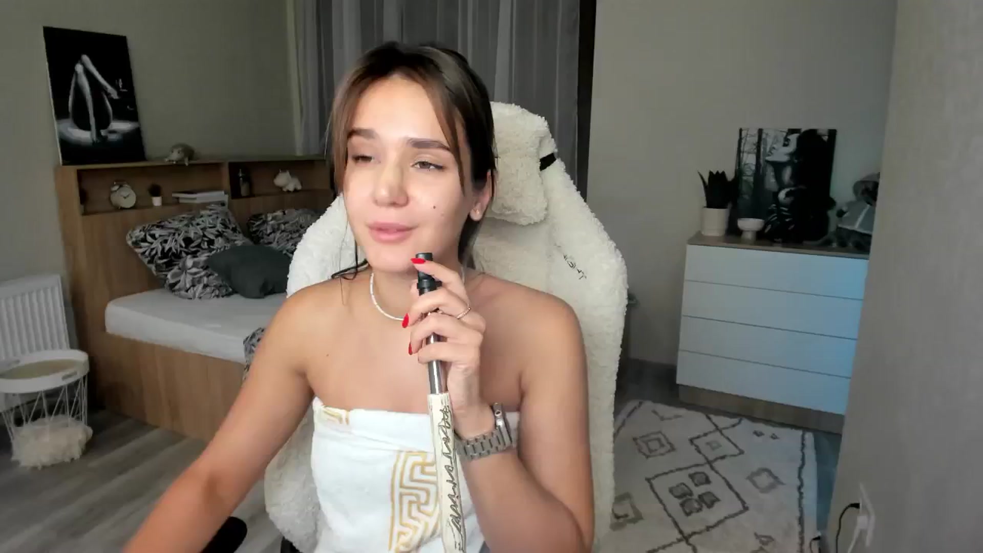 Gallery image thumbnail from Ellies_Smile's myfreecams stream on, 09/28/2024, 20:22 image 11 of 20