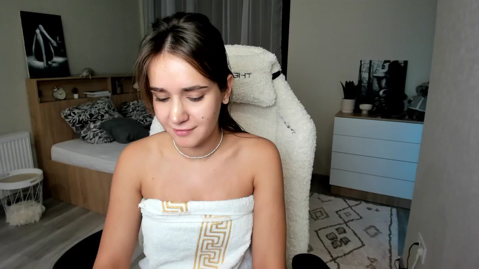 Gallery image thumbnail from Ellies_Smile's myfreecams stream on, 09/28/2024, 20:22 image 1 of 20