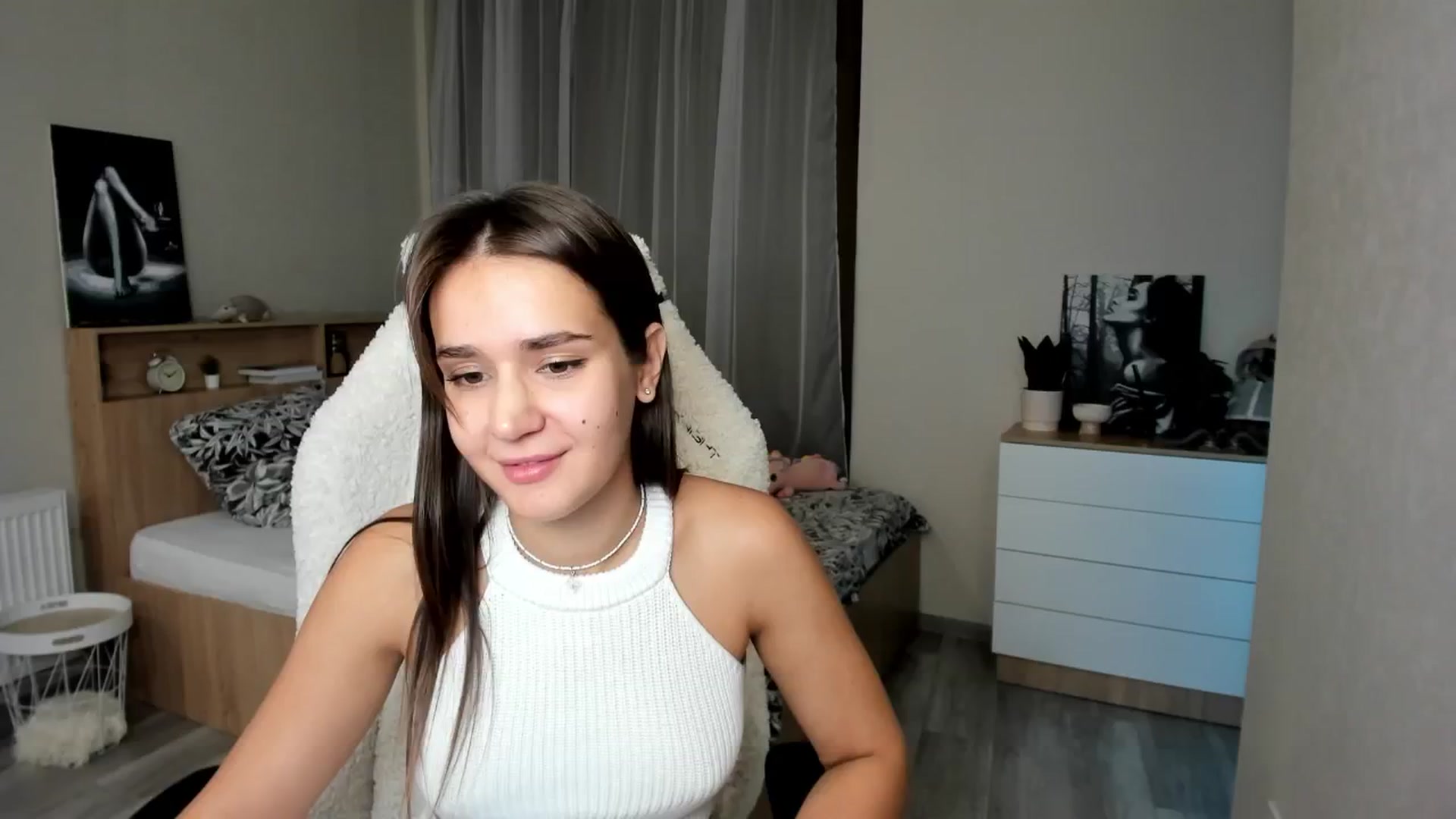 Gallery image thumbnail from Ellies_Smile's myfreecams stream on, 09/29/2024, 18:26 image 16 of 20