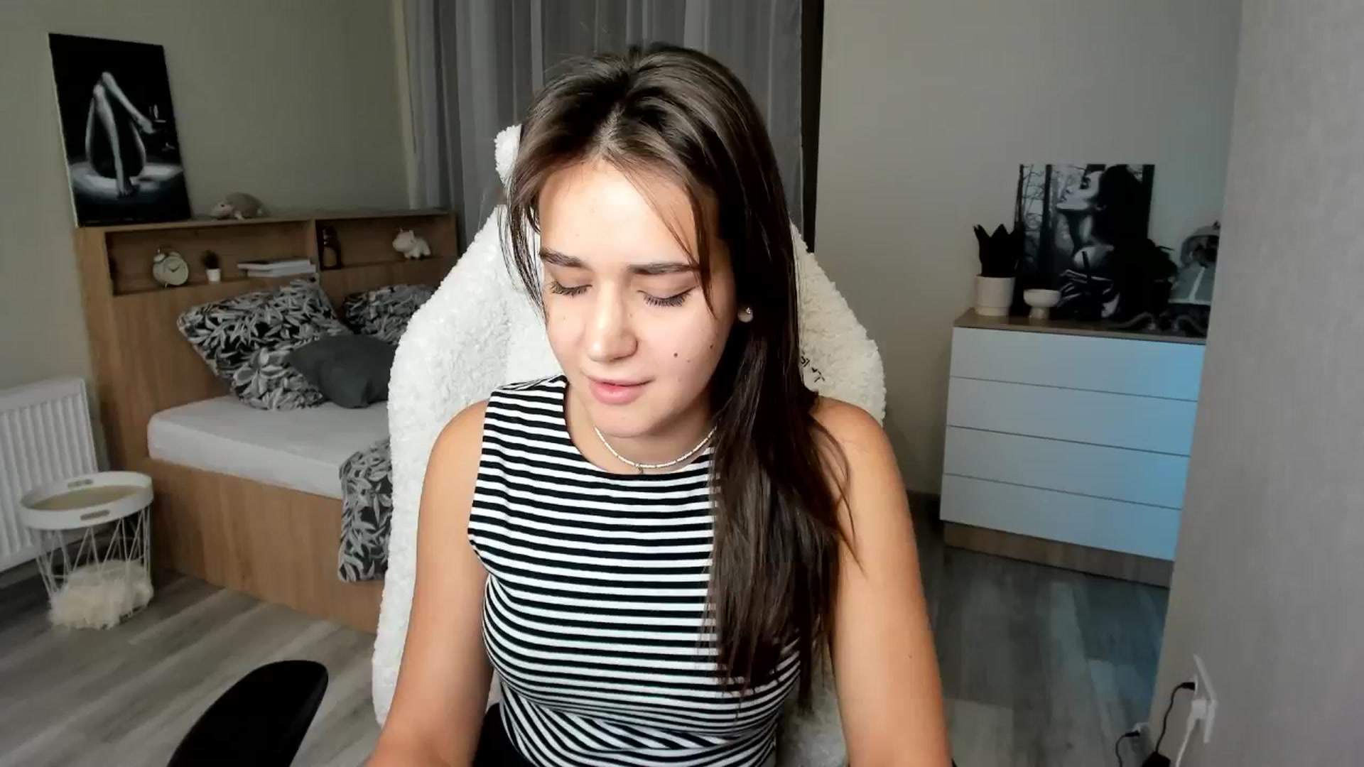 Gallery image thumbnail from Ellies_Smile's myfreecams stream on, 09/30/2024, 16:37 image 9 of 20