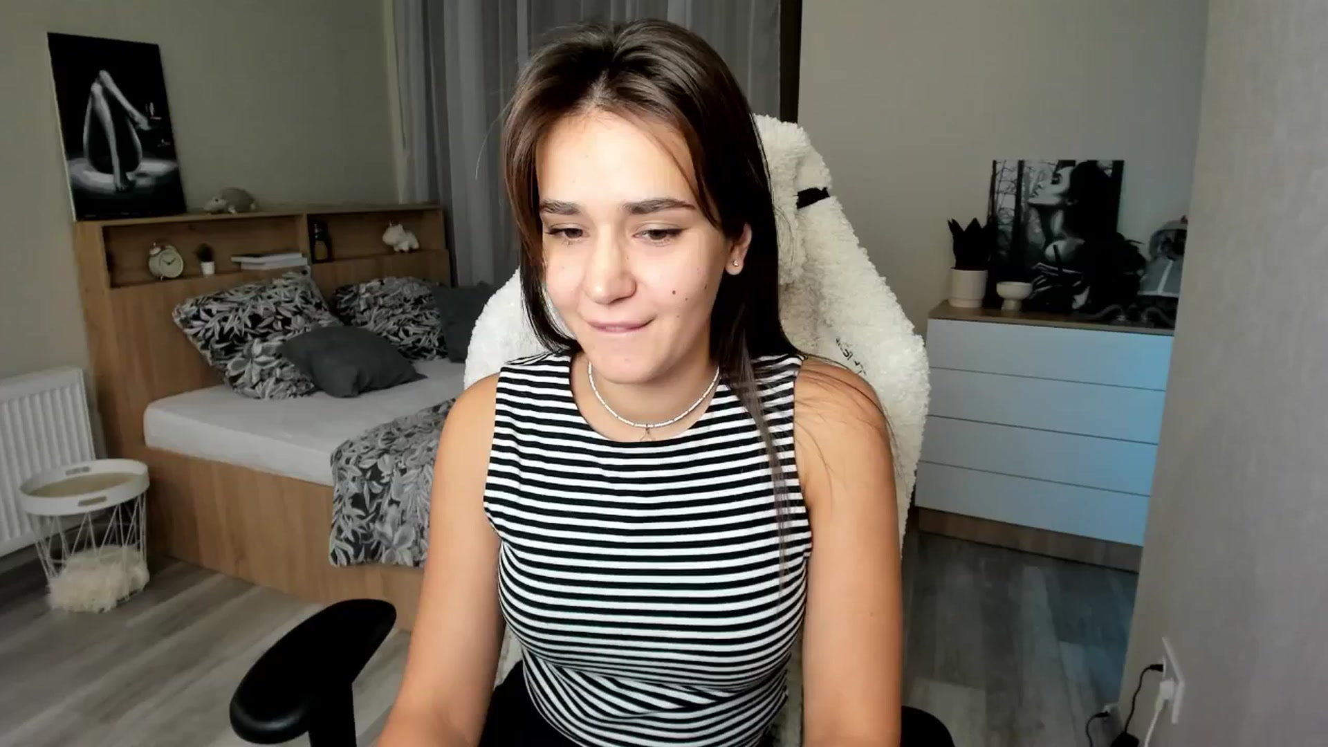 Gallery image thumbnail from Ellies_Smile's myfreecams stream on, 09/30/2024, 16:37 image 1 of 20
