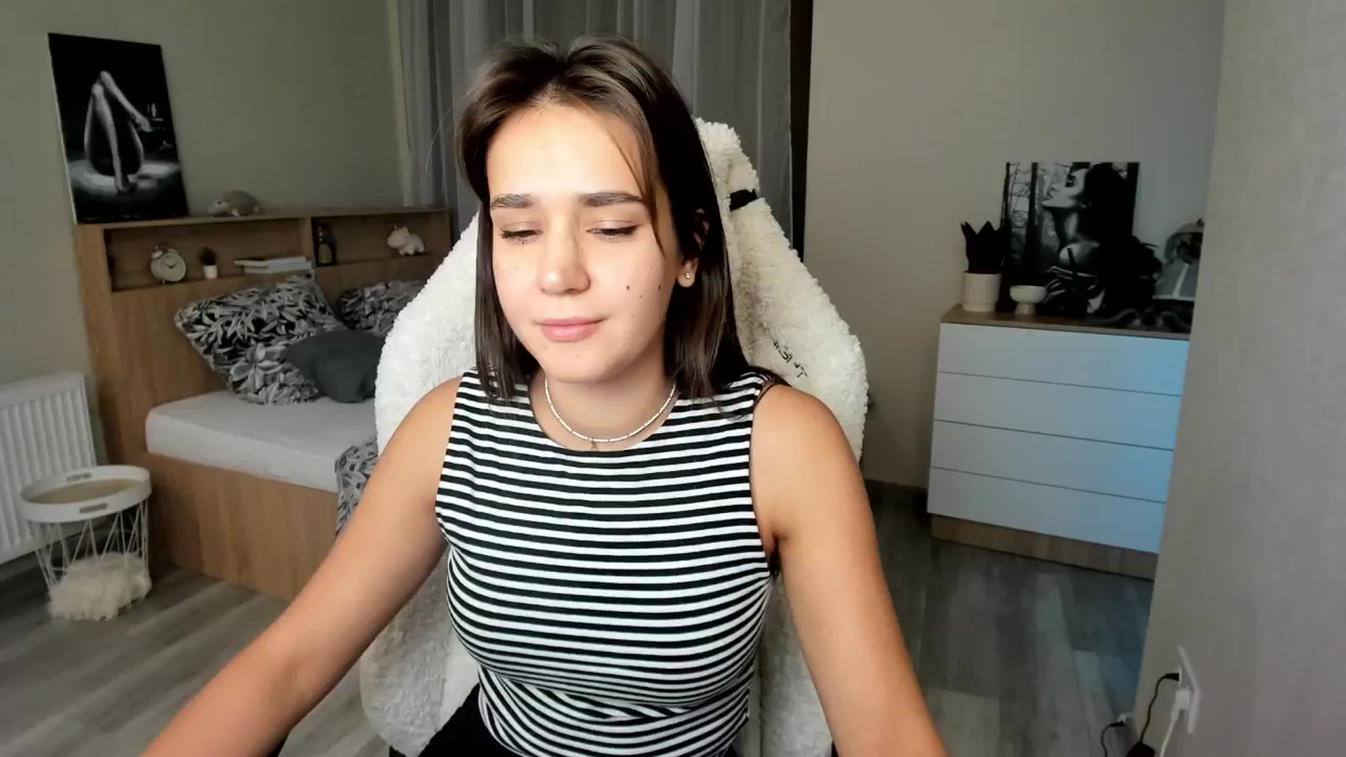 Gallery image thumbnail from Ellies_Smile's myfreecams stream on, 09/30/2024, 16:37 image 6 of 20