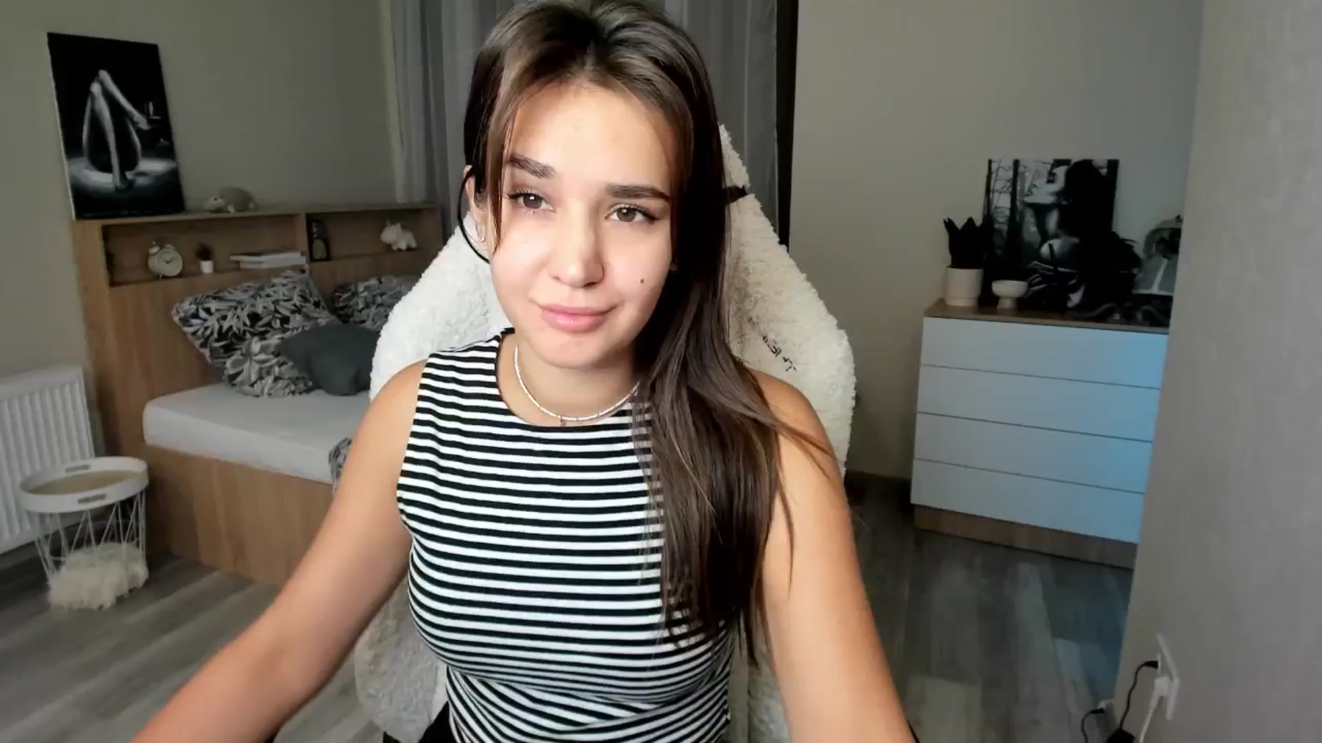 Gallery image thumbnail from Ellies_Smile's myfreecams stream on, 09/30/2024, 16:37 image 7 of 20