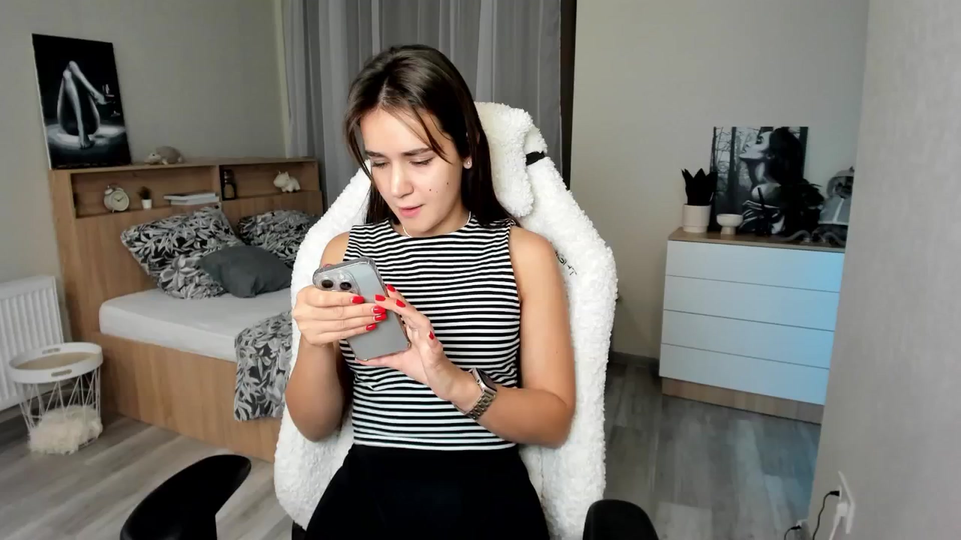 Gallery image thumbnail from Ellies_Smile's myfreecams stream on, 09/30/2024, 17:04 image 11 of 20
