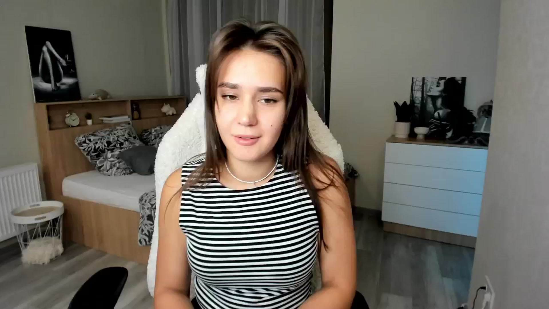 Gallery image thumbnail from Ellies_Smile's myfreecams stream on, 09/30/2024, 17:17 image 6 of 20
