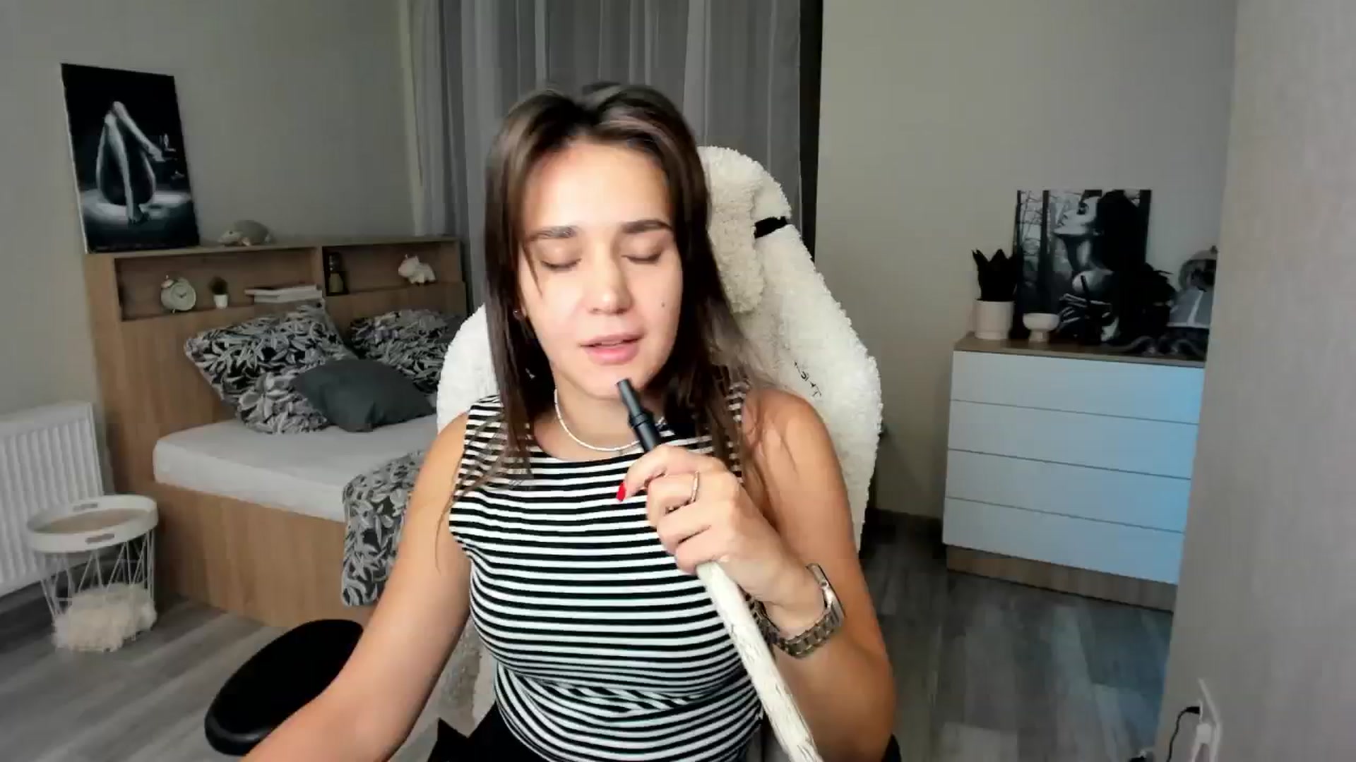 Gallery image thumbnail from Ellies_Smile's myfreecams stream on, 09/30/2024, 17:17 image 7 of 20