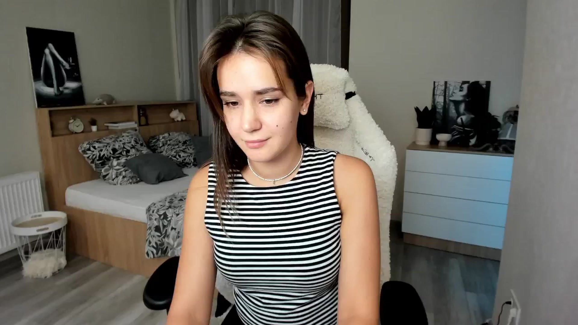 Gallery image thumbnail from Ellies_Smile's myfreecams stream on, 09/30/2024, 17:17 image 13 of 20