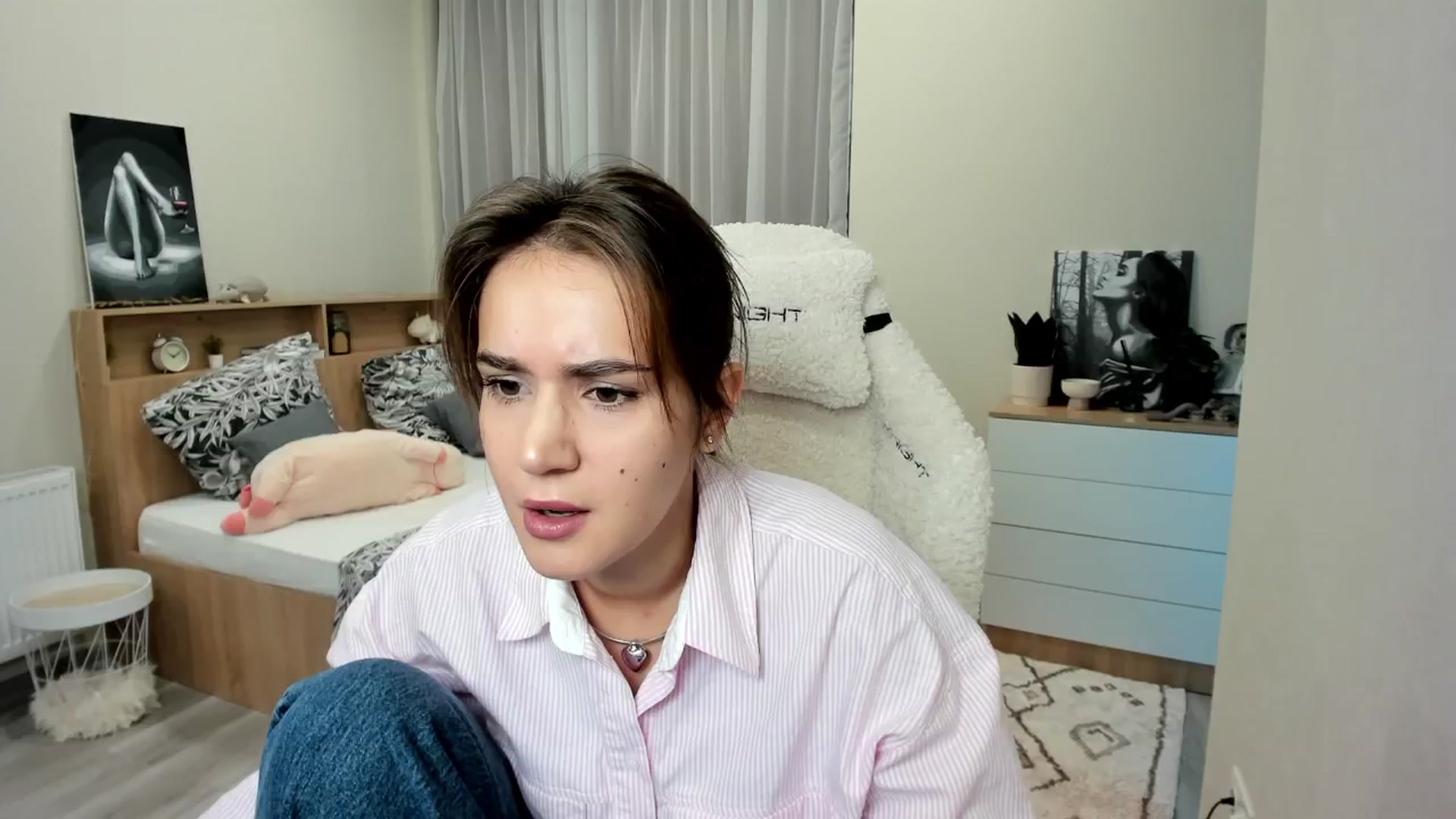 Gallery image thumbnail from Ellies_Smile's myfreecams stream on, 10/06/2024, 10:37 image 6 of 20