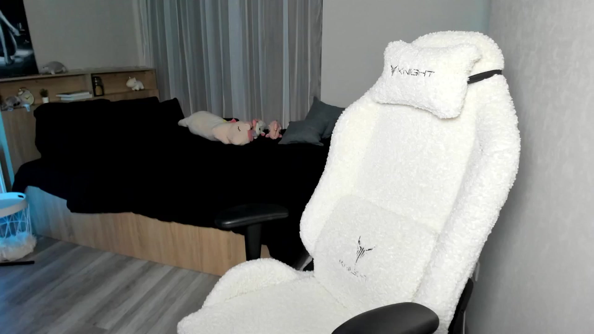 Gallery image thumbnail from Ellies_Smile's myfreecams stream on, 10/21/2024, 10:50 image 19 of 20