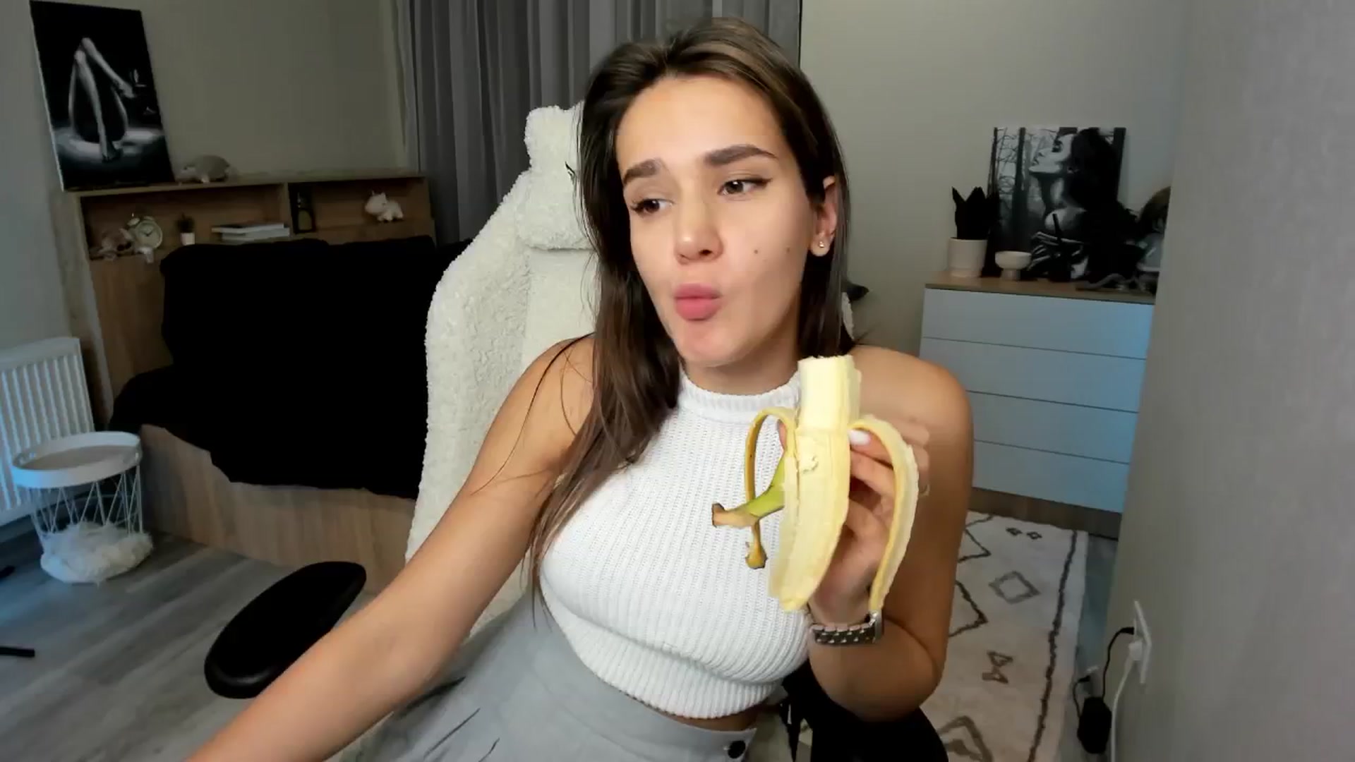 Gallery image thumbnail from Ellies_Smile's myfreecams stream on, 10/21/2024, 12:48 image 10 of 20