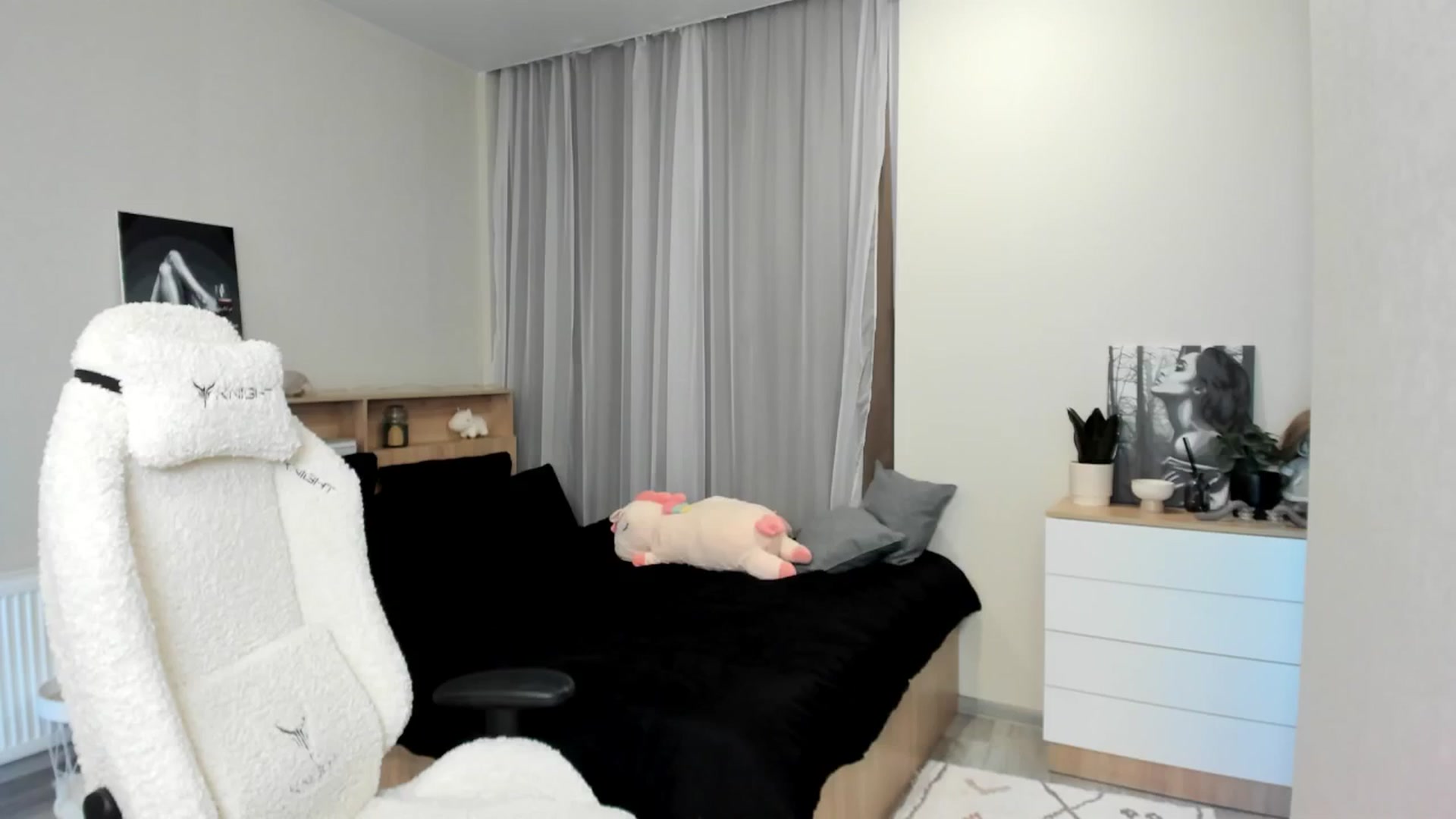 Gallery image thumbnail from Ellies_Smile's myfreecams stream on, 10/29/2024, 09:18 image 14 of 20