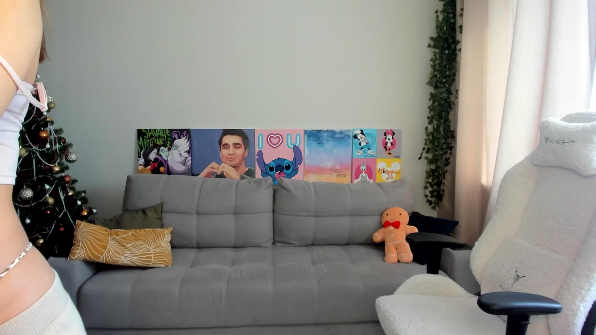 Gallery image thumbnail from Ellies_Smile's myfreecams stream on, 12/17/2024, 09:48 image 4 of 20