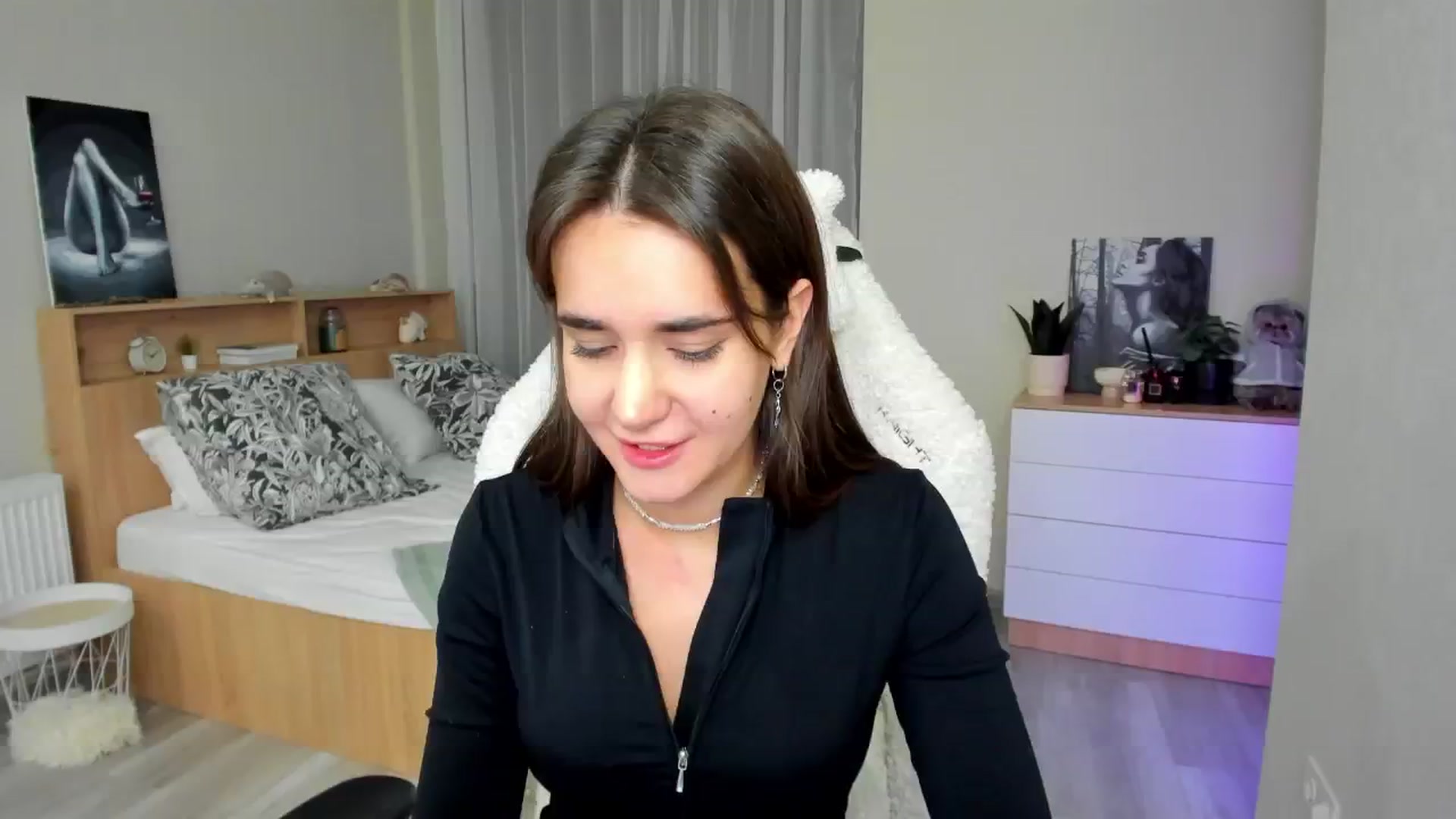 Gallery image thumbnail from Ellies_Smile's myfreecams stream on, 01/24/2025, 18:15 image 12 of 20