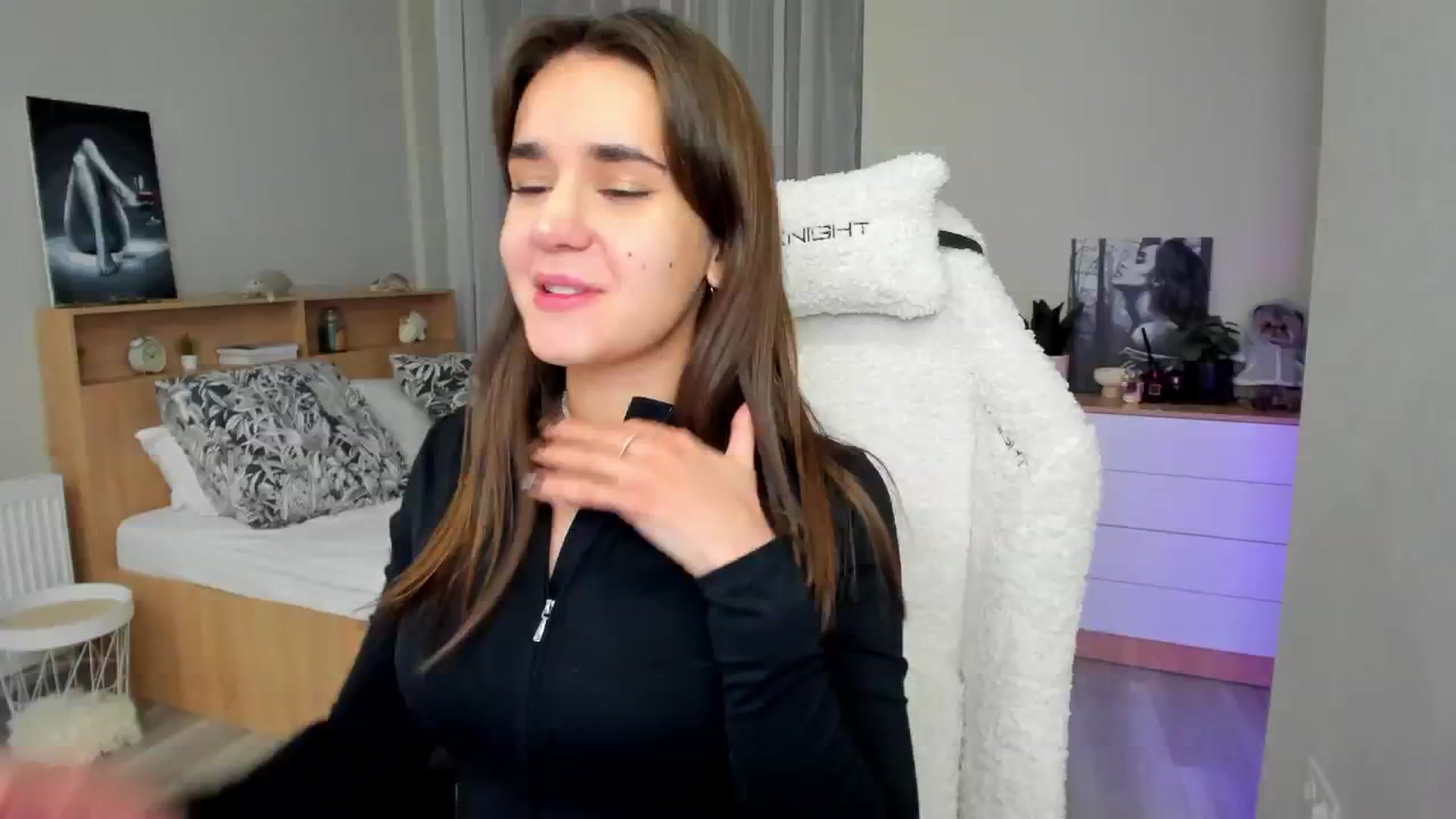 Gallery image thumbnail from Ellies_Smile's myfreecams stream on, 01/24/2025, 18:15 image 6 of 20