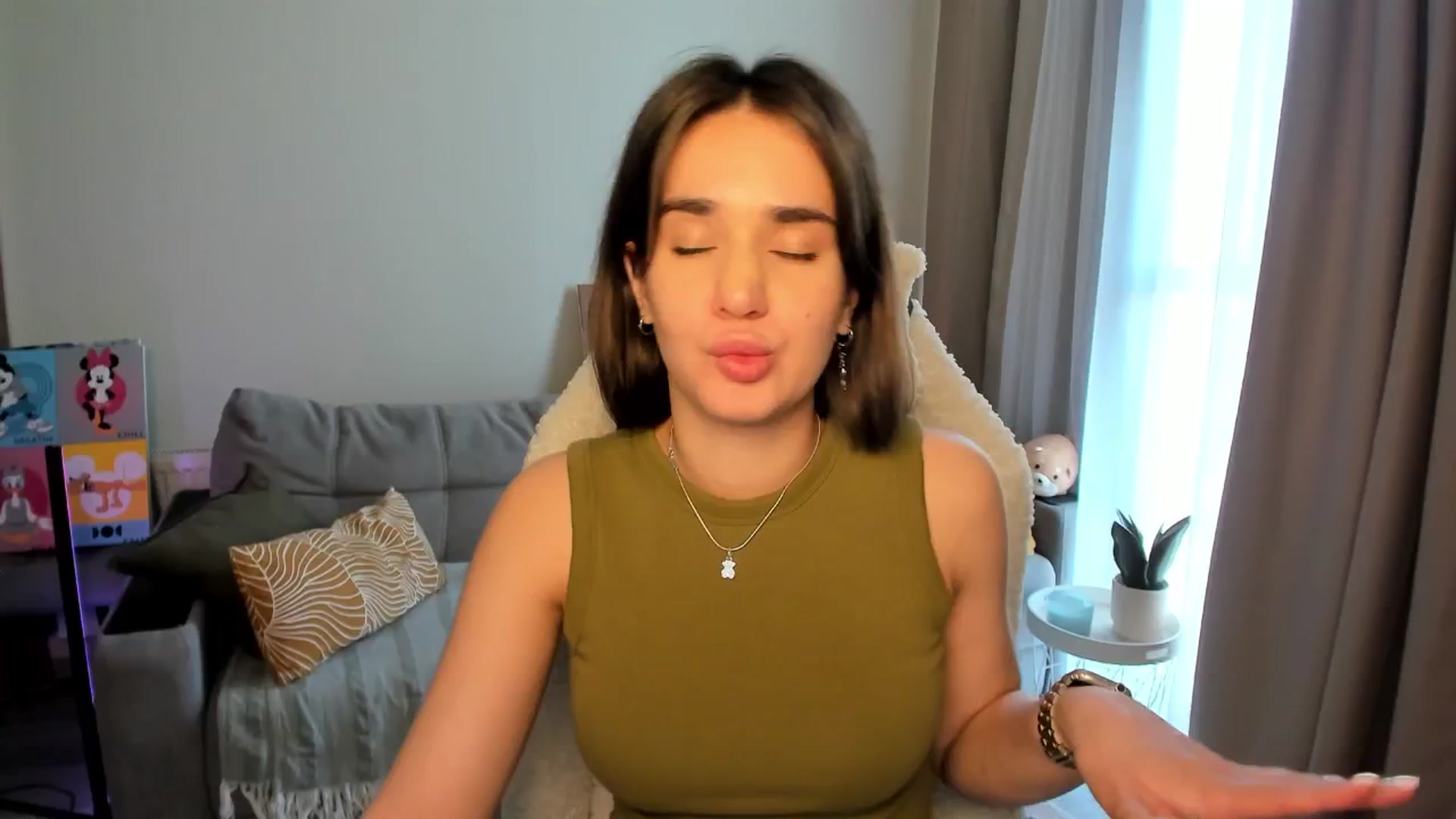Gallery image thumbnail from Ellies_Smile's myfreecams stream on, 03/25/2025, 10:48 image 19 of 20